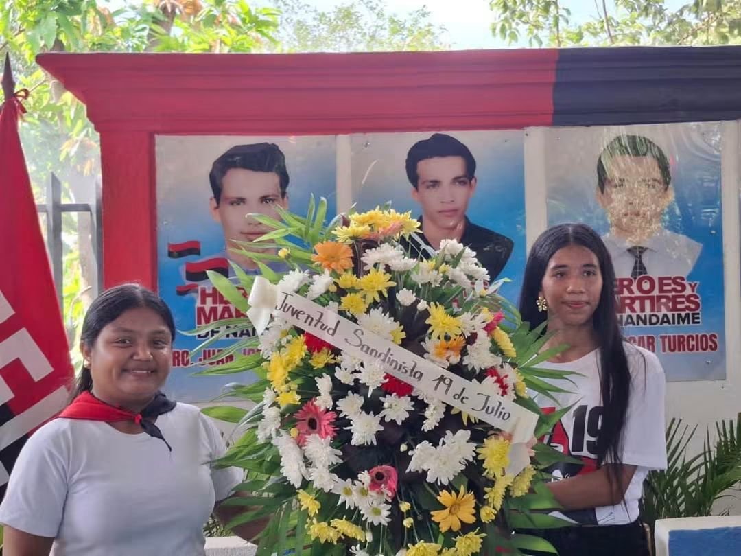 PrensaPopulr's tweet photo. ❤️🖤 En el marco del 53.º aniversario de los Héroes y Mártires de #Nandaime, la Juventud Heroica de Todos los Tiempos y representantes de instituciones de Granada rindieron homenaje a los caídos del 18 de septiembre de 1973 con una entrega floral. 🇳🇮💐 https://t.co/tXKG0k7cqk