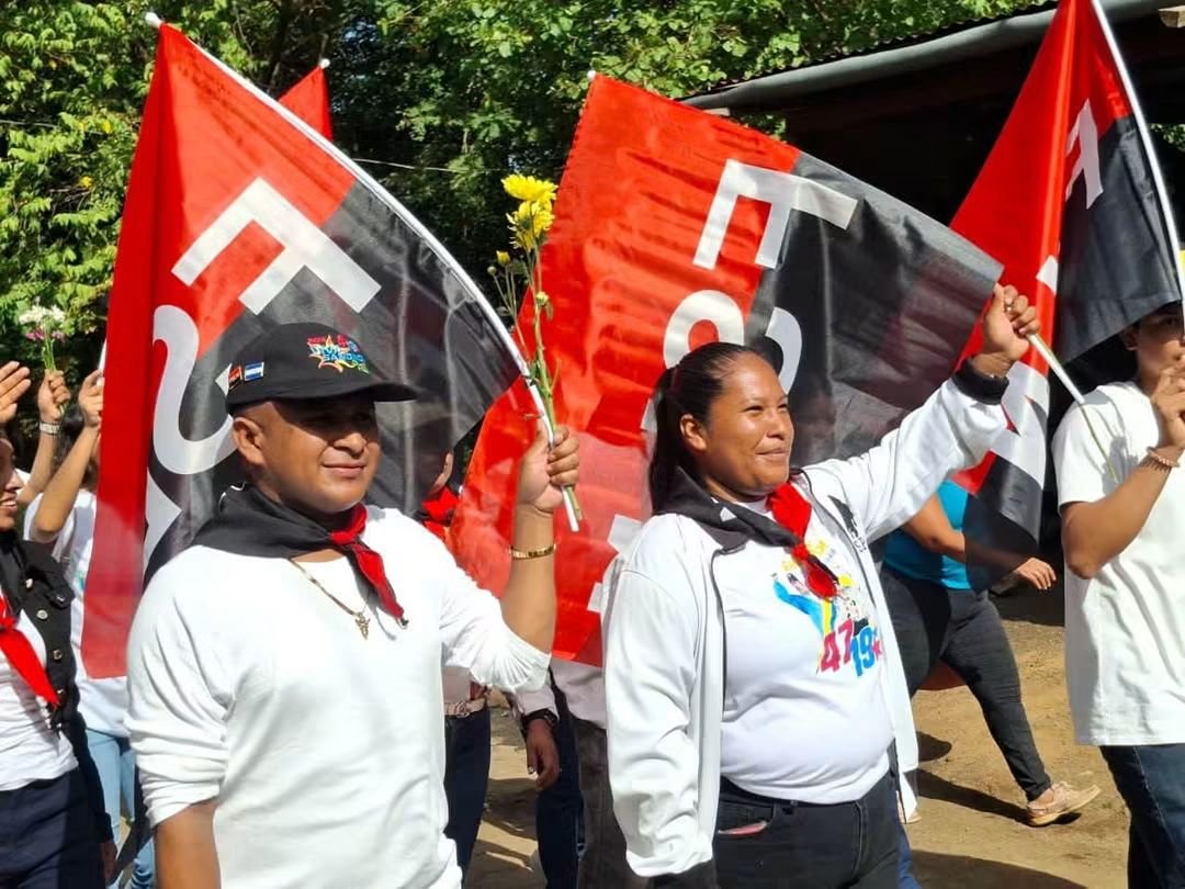 PrensaPopulr's tweet photo. ❤️🖤 En el marco del 53.º aniversario de los Héroes y Mártires de #Nandaime, la Juventud Heroica de Todos los Tiempos y representantes de instituciones de Granada rindieron homenaje a los caídos del 18 de septiembre de 1973 con una entrega floral. 🇳🇮💐 https://t.co/tXKG0k7cqk