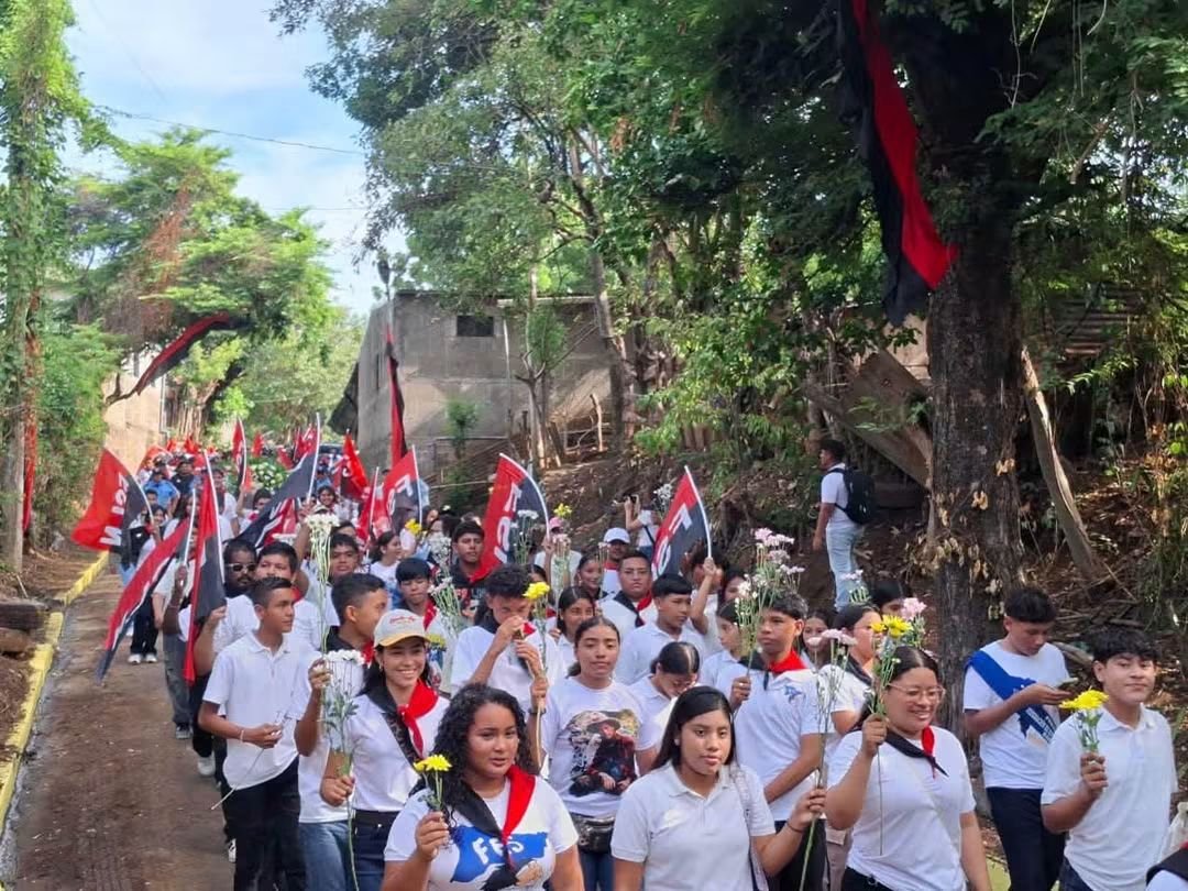 PrensaPopulr's tweet photo. ❤️🖤 En el marco del 53.º aniversario de los Héroes y Mártires de #Nandaime, la Juventud Heroica de Todos los Tiempos y representantes de instituciones de Granada rindieron homenaje a los caídos del 18 de septiembre de 1973 con una entrega floral. 🇳🇮💐 https://t.co/tXKG0k7cqk