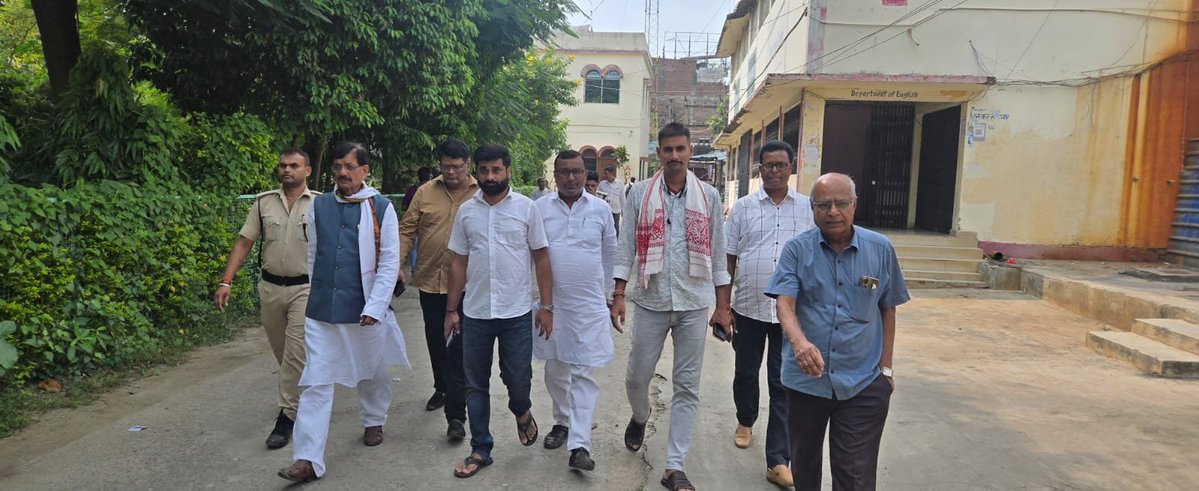 rahulray651998's tweet photo. आज कांग्रेस पूर्व प्रदेश अध्यक्ष, पूर्व मंत्री, विधान परिषद सदस्य मदन मोहन झा जी ने बेगूसराय शहर के कॉलेज और 10+2 विद्यालय का दौरा किया l
साथ में कांग्रेस नेता अभिषेक जी, शशि बाबू, कांग्रेस नेता गौरव भैया, छात्र नेता निशांत जी, पैक्स अध्यक्ष राहुल कुमार सहित अन्य लोग उपस्थित थे https://t.co/tAgqaz8Cko