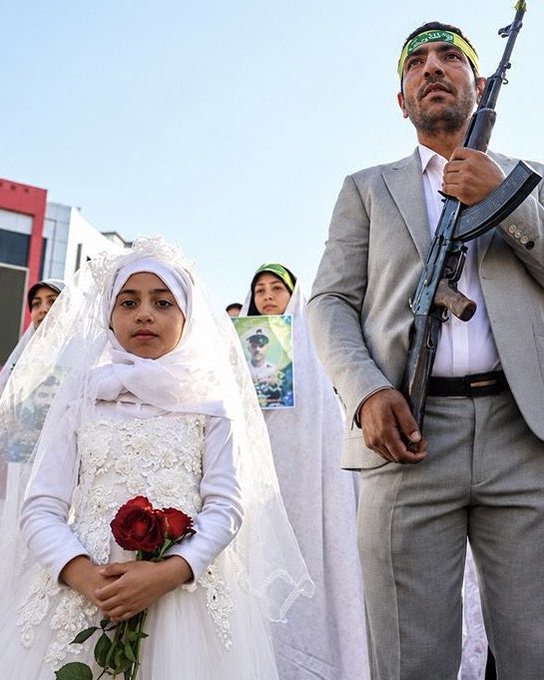NotiDebatientes's tweet photo. 🇮🇷#urgente #iran 

Este hombre se casó con una menor de edad y esto es felicitado por todos sus allegados.

La izquierda no le importa esto tanto ya mayoría de políticos de izquierda de la LATAM quiere aprobar leyes parecida a esto 
https://t.co/QUPPwg9jNM