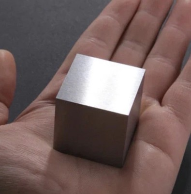 BlubRandom79941's tweet photo. @cremieuxrecueil 10000 years in the future. We keep finding small tungsten cubes localized around the Silicon Valley area and we have no idea what they were used for https://t.co/u6XDesFyLU