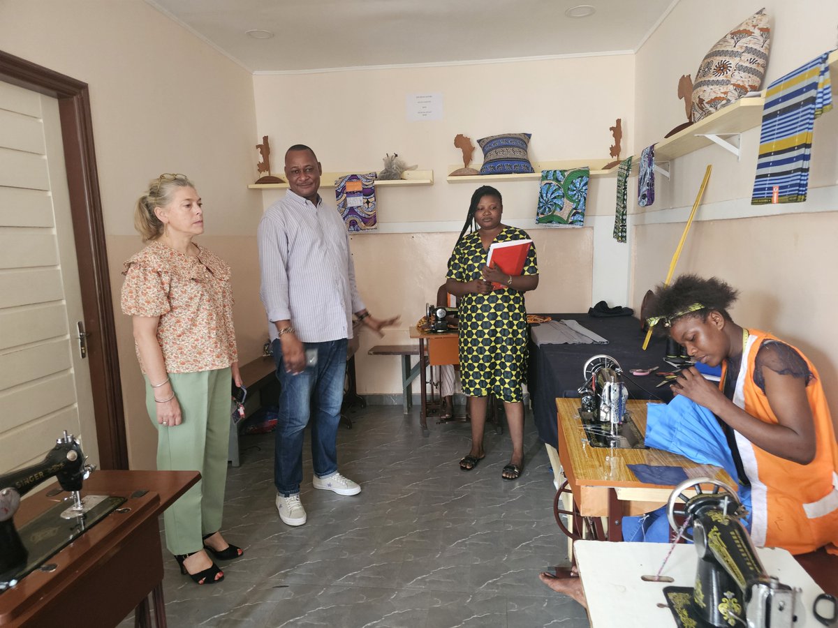 UeRepduCongo's tweet photo. 🤝 À la rencontre des acteurs de terrain !
La Cheffe de délégation adjointe de @UeRepduCongo 🇨🇬 s’est rendue à #ASI pour découvrir ses actions en faveur de la protection, de l’accompagnement et de l’insertion des jeunes filles en situation de vulnérabilité. https://t.co/GCs9ZYvGev