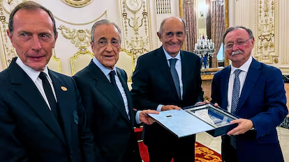 Emilio_Silva_'s tweet photo. Florentino Pérez visita Ceuta. 

Estoy buscando el minuto de silencio del Real Madrid en el Bernabeu en memoria de los 7.291 ancianos que murieron en las residencias sin asistencia médica por decisión del Gobierno de Ayuso, pero no lo encuentro. Igual es que no se hizo. https://t.co/1SGLNqk3PP
