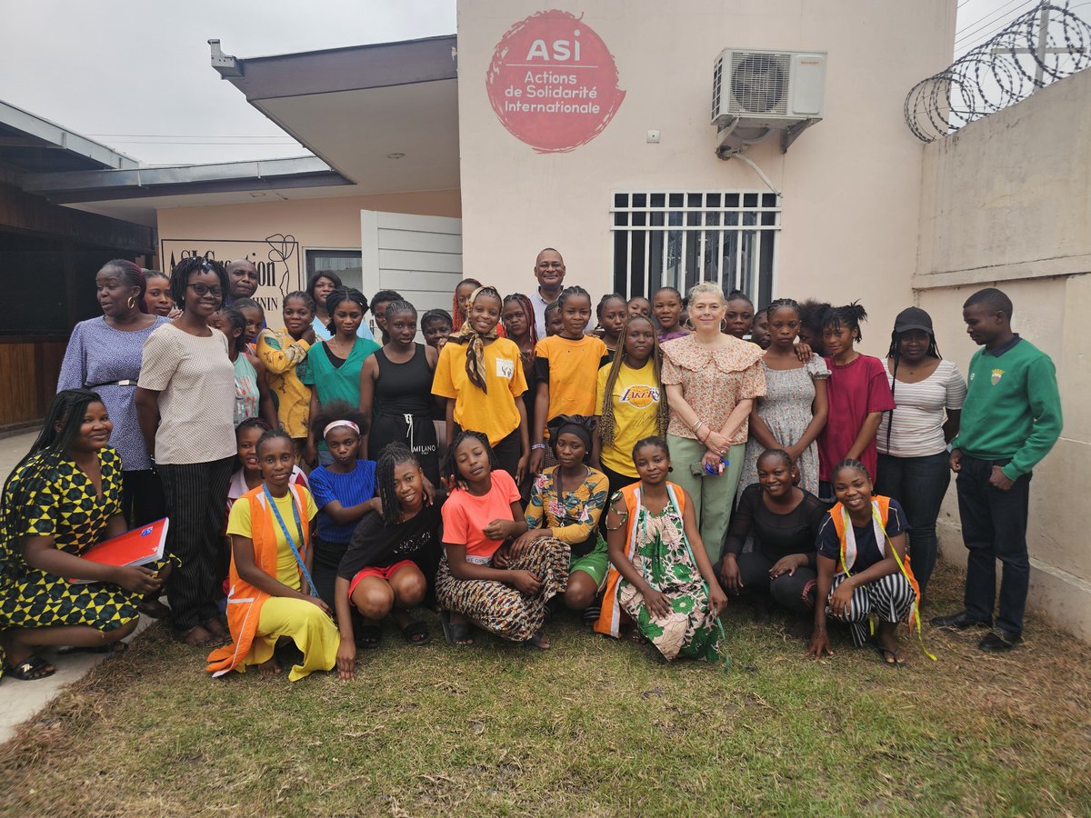UeRepduCongo's tweet photo. 🤝 À la rencontre des acteurs de terrain !
La Cheffe de délégation adjointe de @UeRepduCongo 🇨🇬 s’est rendue à #ASI pour découvrir ses actions en faveur de la protection, de l’accompagnement et de l’insertion des jeunes filles en situation de vulnérabilité. https://t.co/GCs9ZYvGev