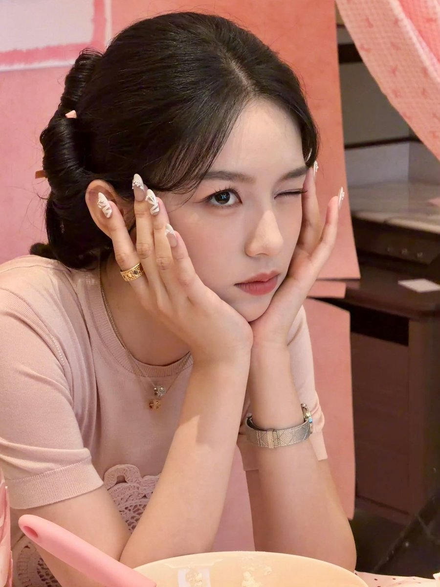 zdhouye's tweet photo. no one could resist pink! < ..including me > 🩷 https://t.co/MnkB28snYu
