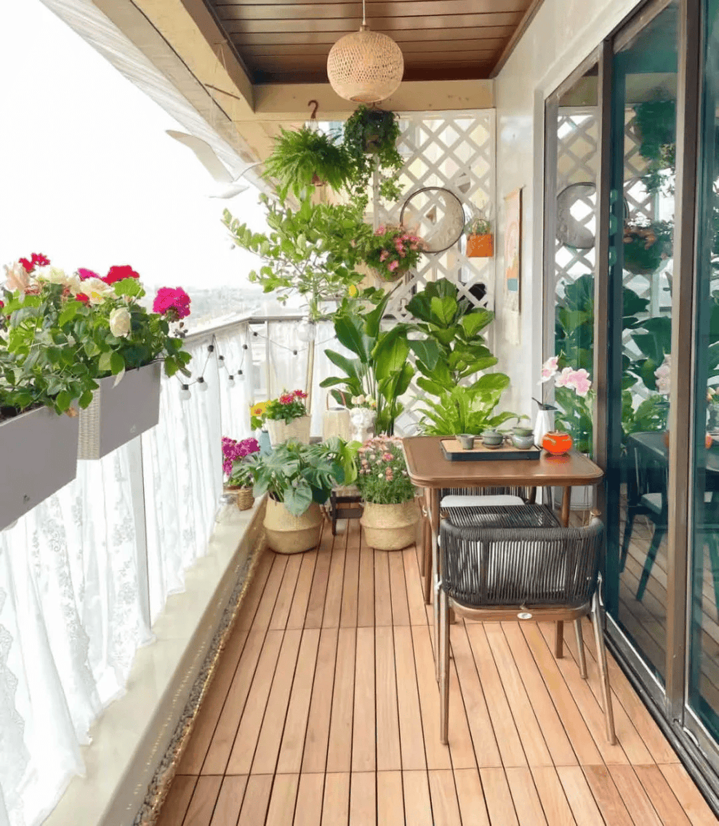 StephanyTejqs2's tweet photo. Just got back to my tiny balcony after a year of busy work, and there are now 3 potted herbs, a hanging lamp, and a little chair—turning empty space into my tiny cozy corner https://t.co/MtRwzoQOEi