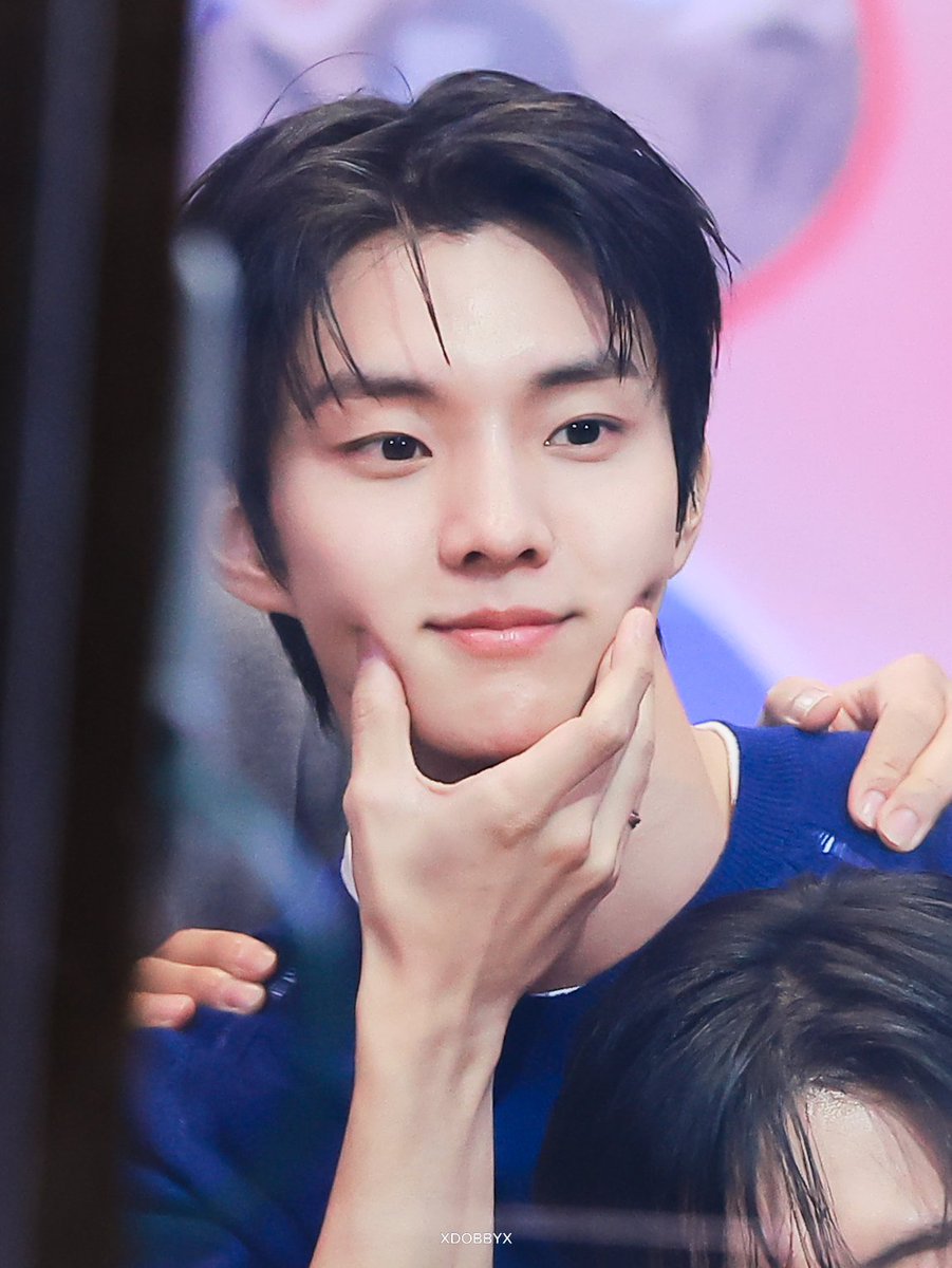 HOOH_9OO's tweet photo. 260916 찹쌀떡 두개

#더보이즈 #THEBOYZ #현재 #HYUNJAE #큐 #Q #지창민 https://t.co/pvasZjP9XO