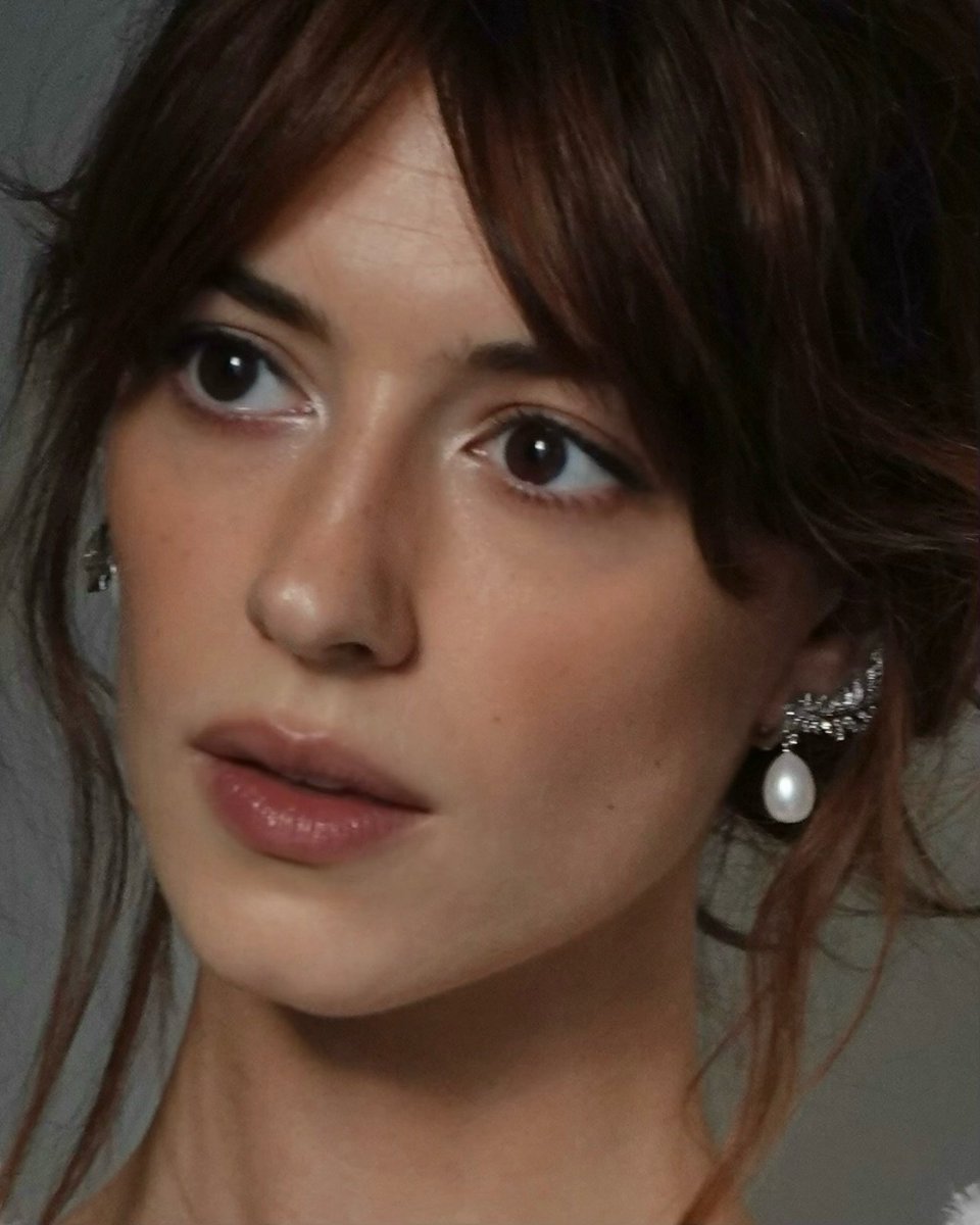 daisyedgarcom's tweet photo. Daisy Edgar-Jones stuns in new photos for "Sense and Sensibility" premiere in Dublin. https://t.co/FW6cdXDn6G