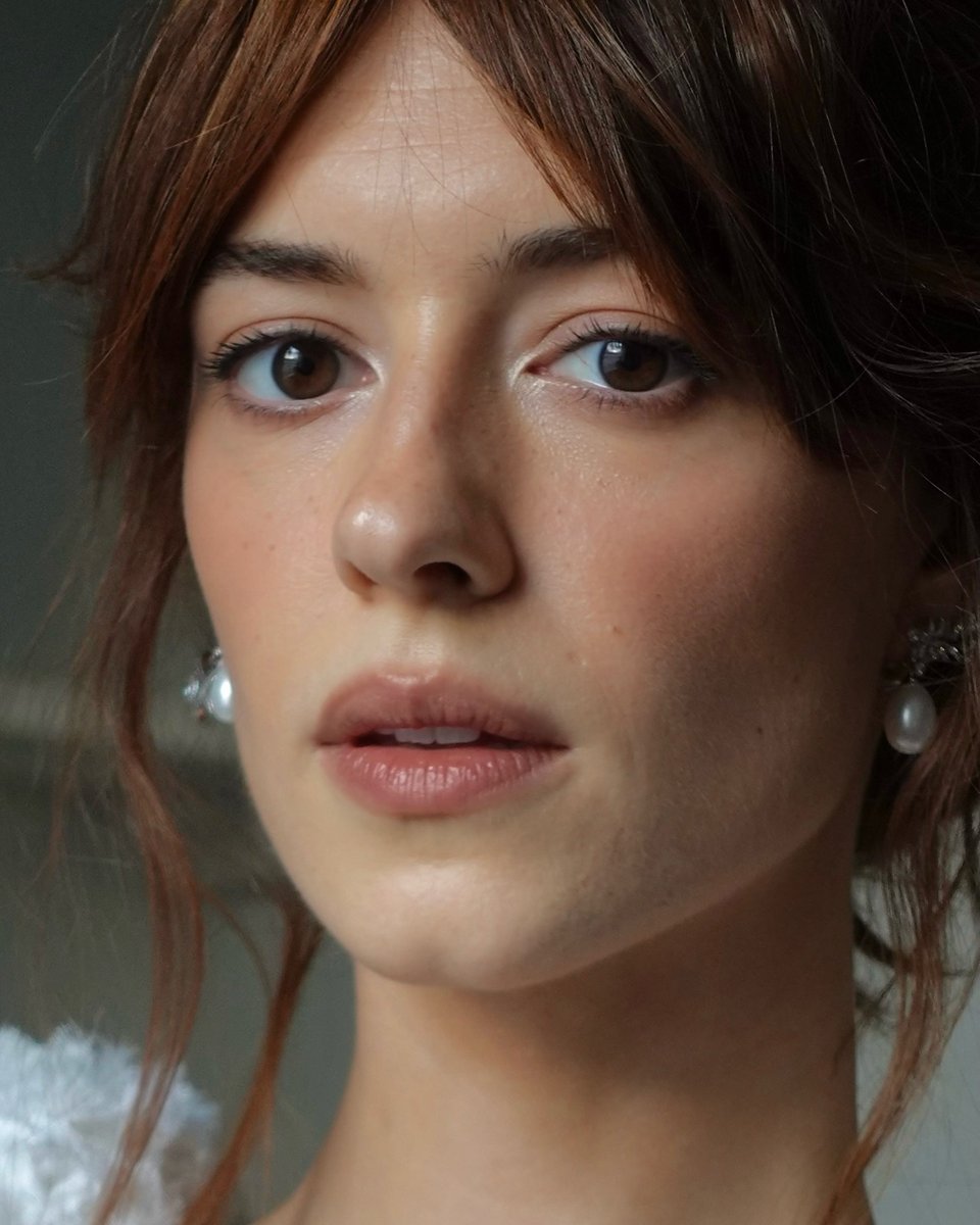 daisyedgarcom's tweet photo. Daisy Edgar-Jones stuns in new photos for "Sense and Sensibility" premiere in Dublin. https://t.co/FW6cdXDn6G