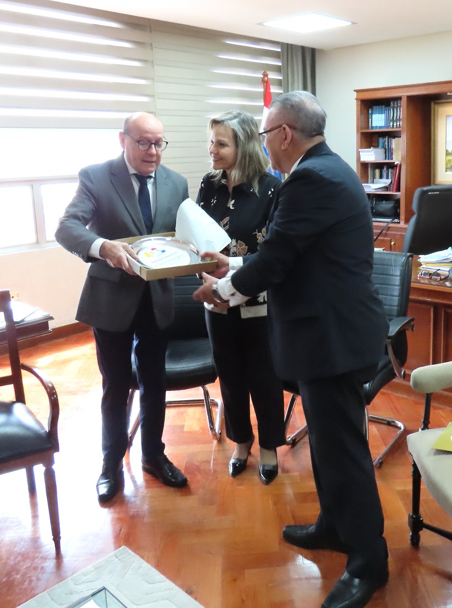 Copajucap's tweet photo. Como parte de este reconocimiento, se realizó asimismo la entrega de una placa de distinción al nuevo Socio Honorífico, como expresión de especial consideración de COPAJU PY. https://t.co/FT81fnIdEo