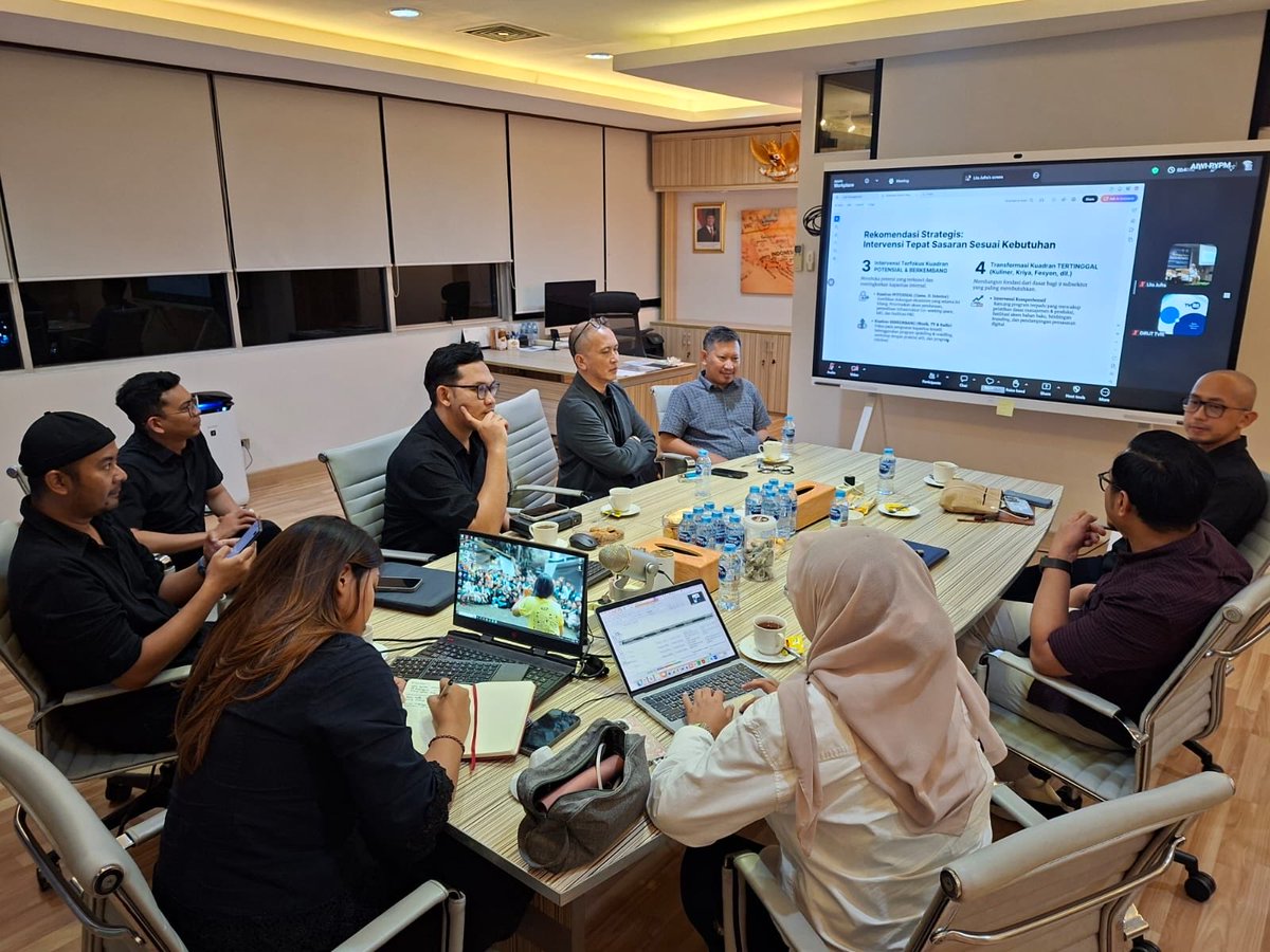 hilmihilmansyah's tweet photo. Bahas apa ya kira2 ama pak dirut dan pak menteri 😋 https://t.co/MHZOXxKSux