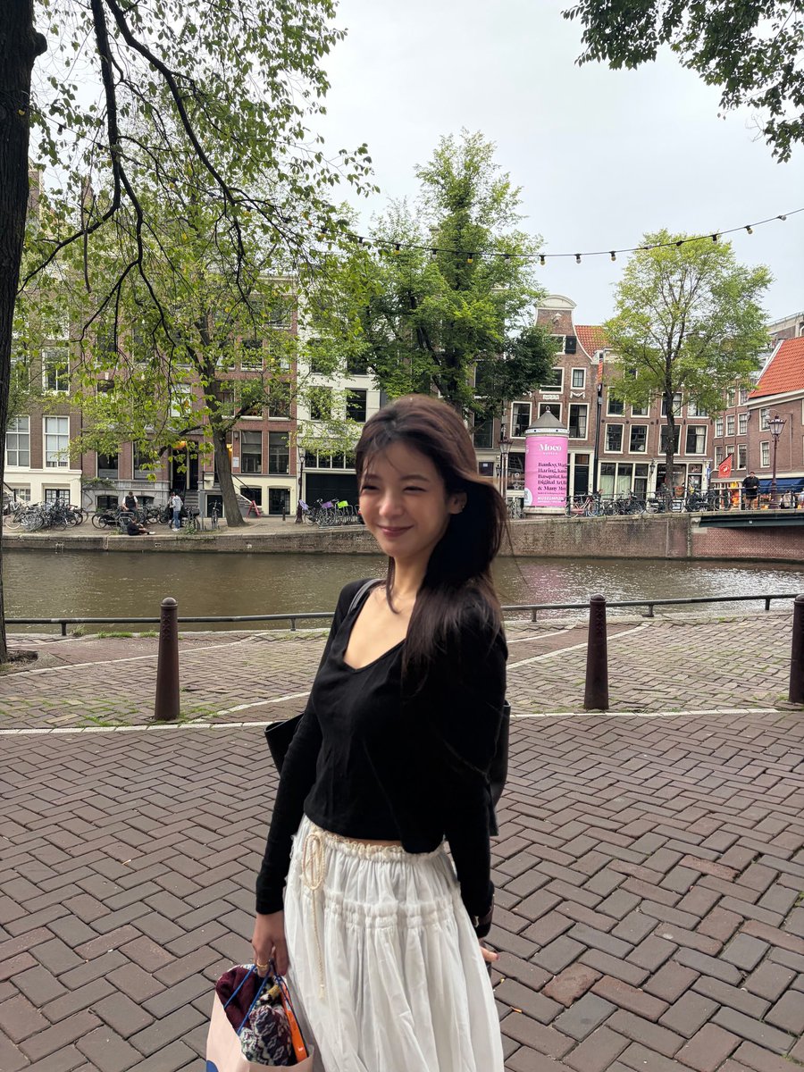 stelisu's tweet photo. lia looked insanely beautiful in amsterdam i love her outfits so much https://t.co/DiI2CYbdXm
