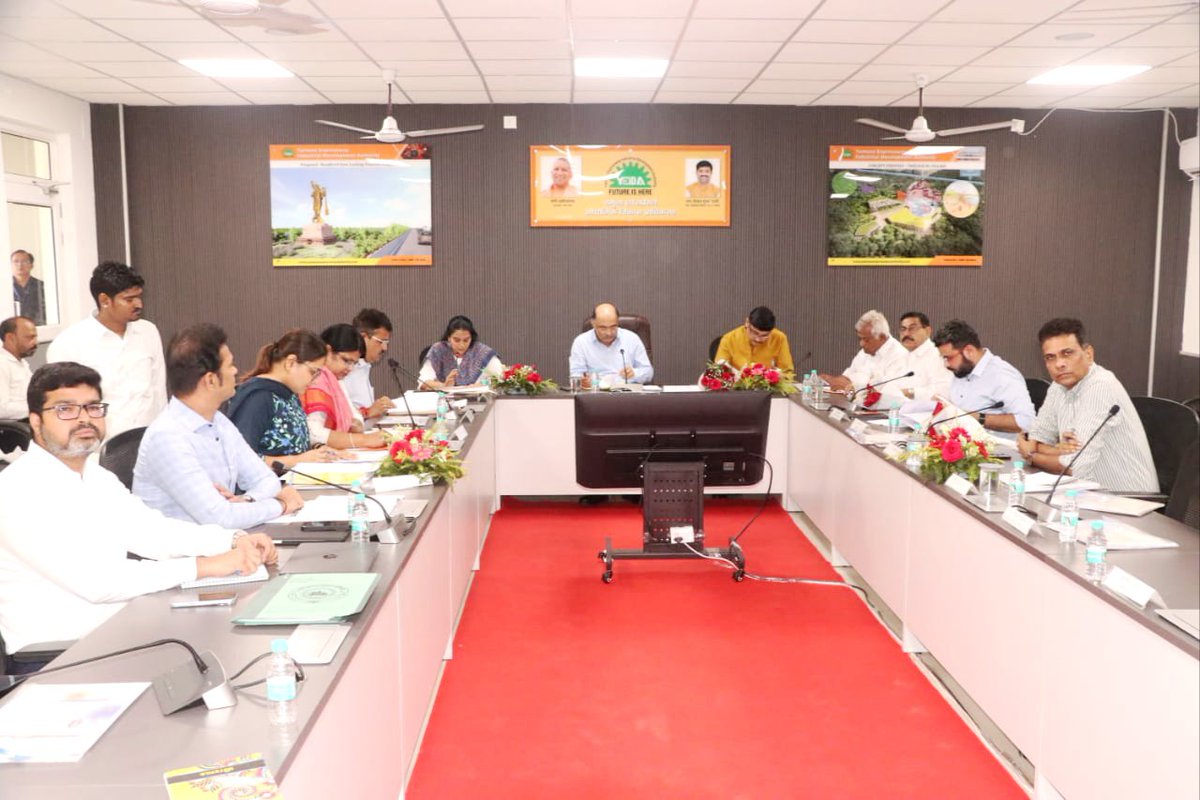 CommissionerAgr's tweet photo. गी��ा शोध संस्थान, वृंदावन स्थित यीडा क्षेत्रीय कार्यालय के सभागार में मण्डल आयुक्त श्री नगेंद्र प्रताप जी की अध्यक्षता में मथुरा वृंदावन विकास प्राधिकरण की 110वीं बोर्ड बैठक हुई सम्पन्न. https://t.co/GgwYkZ2Sda