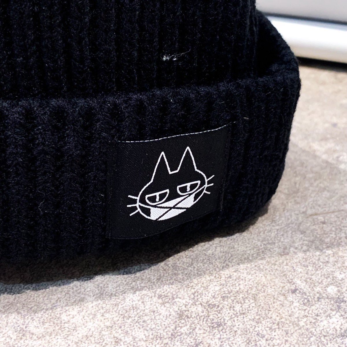 krossing_info's tweet photo. 【アパレル紹介】

⟡ ネコミミニット帽 - ¥5,500
 - サイズ：FREE

猫ロゴマークが入ったニット帽です。
被った際に上部中央がたわみ、猫耳のようなシルエットになります。

▼通販
https://t.co/5jmiTuVQwa https://t.co/vj7OaQETY5