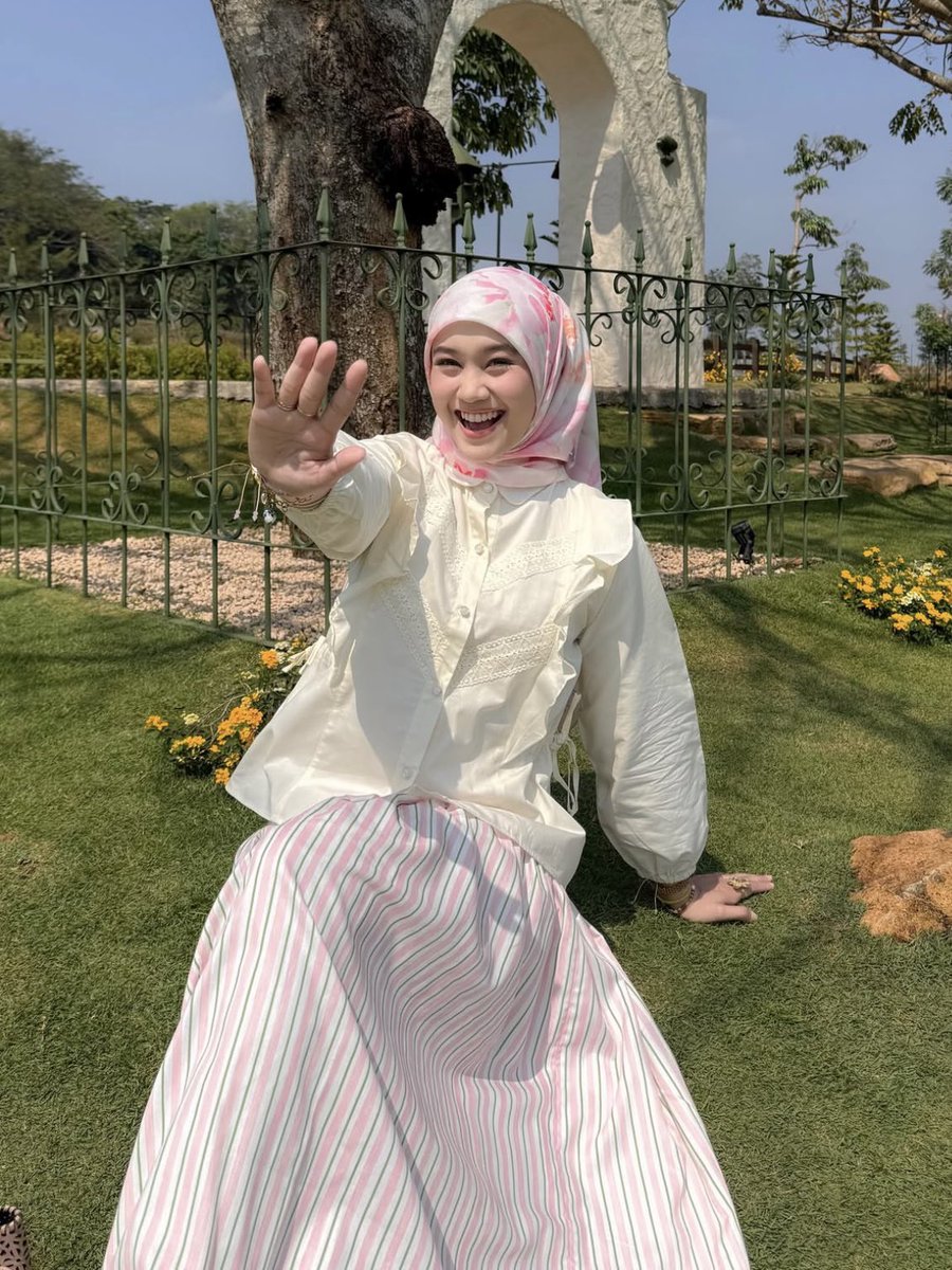 scrollandshopp's tweet photo. this outfit deserves a little attention🥹
ga kenapa napa si, tapi gemash!! https://t.co/JuZWjuBHwa