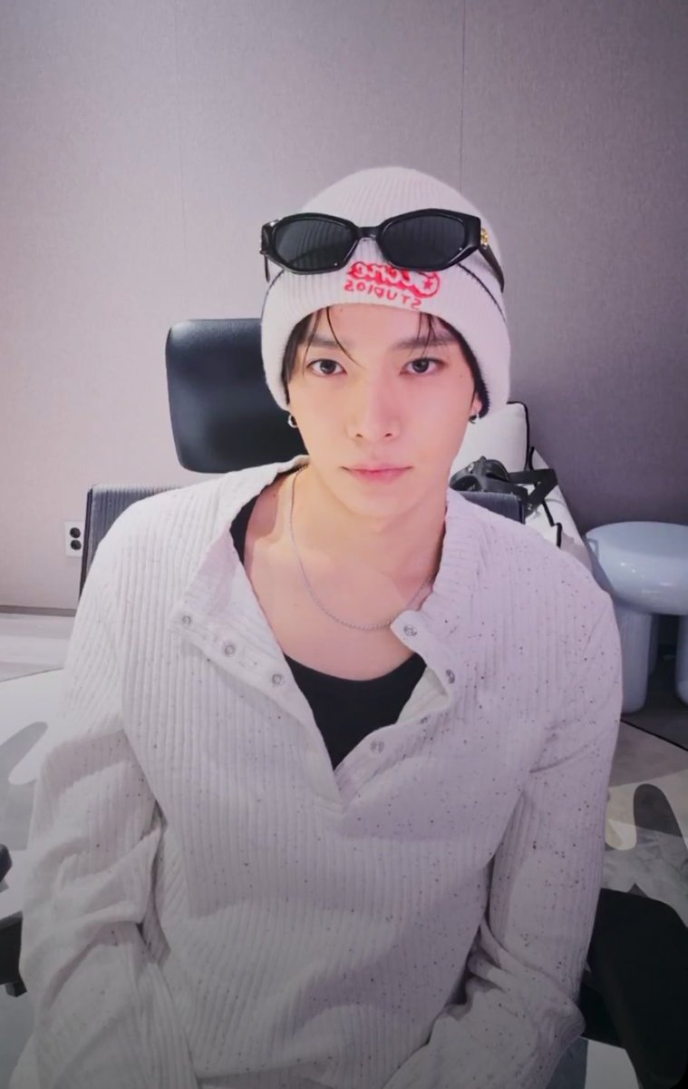 neohhee's tweet photo. 아 미친미친 안그래도 지금 친구랑 쇠주찌끄리면서 아 희승이보고싶다하고있었는데 와줌 ㅜㅜ https://t.co/QIzlDomuOD