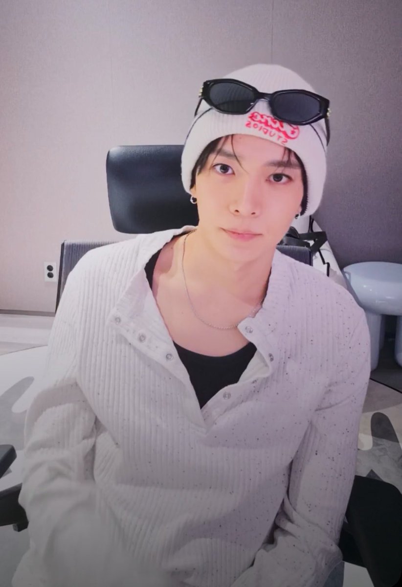 neohhee's tweet photo. 아 미친미친 안그래도 지금 친구랑 쇠주찌끄리면서 아 희승이보고싶다하고있었는데 와줌 ㅜㅜ https://t.co/QIzlDomuOD