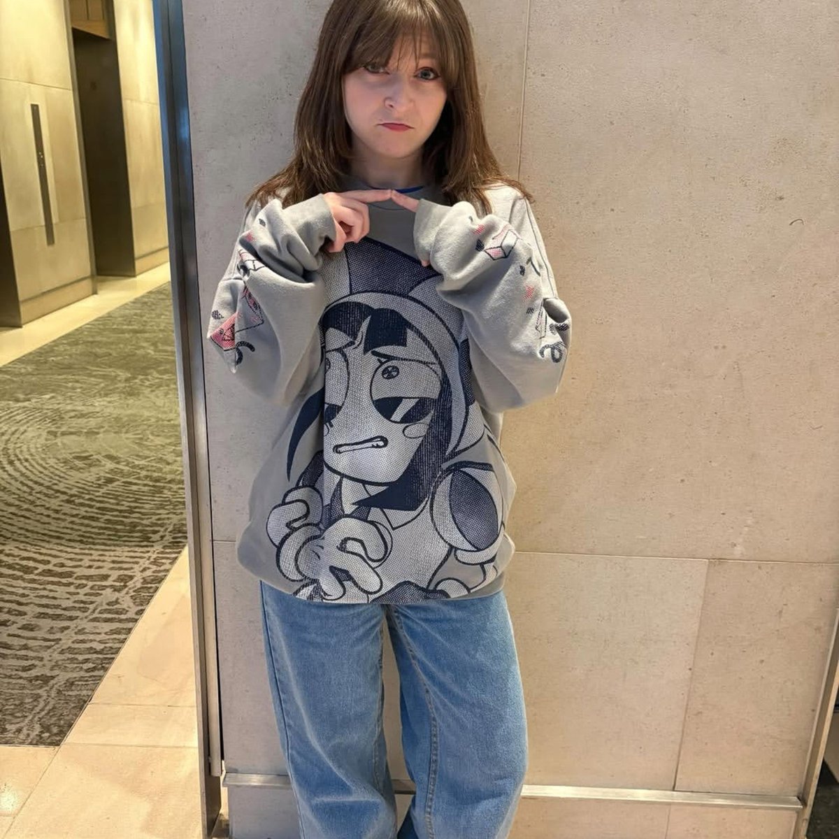 BISEXUALPOMNI's tweet photo. lizzie freeman, pomni's va, wearing THE pomni shirt (the one drake wore) with the caption "I wore it better". MY GOAT, MY LOVE https://t.co/PmJTvCsLZv