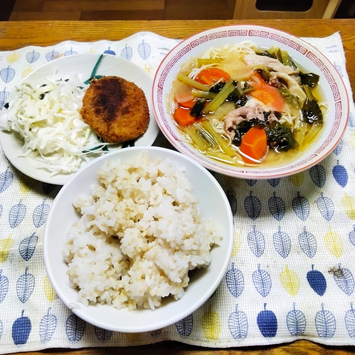 hilltop_okko's tweet photo. 昨夜、旦那の甥っ子に赤ちゃんが誕生👶
生まれたての写真を見せてもらって、じ～んとしました。私は意外と村的な感覚があって、同じ村の子なら「うちのこ」みたいな感覚。
血がつながってなくても、そんなふうに気にかける人が増えたら、それはそれで面白いかも🌳#おもろい村 #下宿ご飯 https://t.co/vhYm3VMAQr