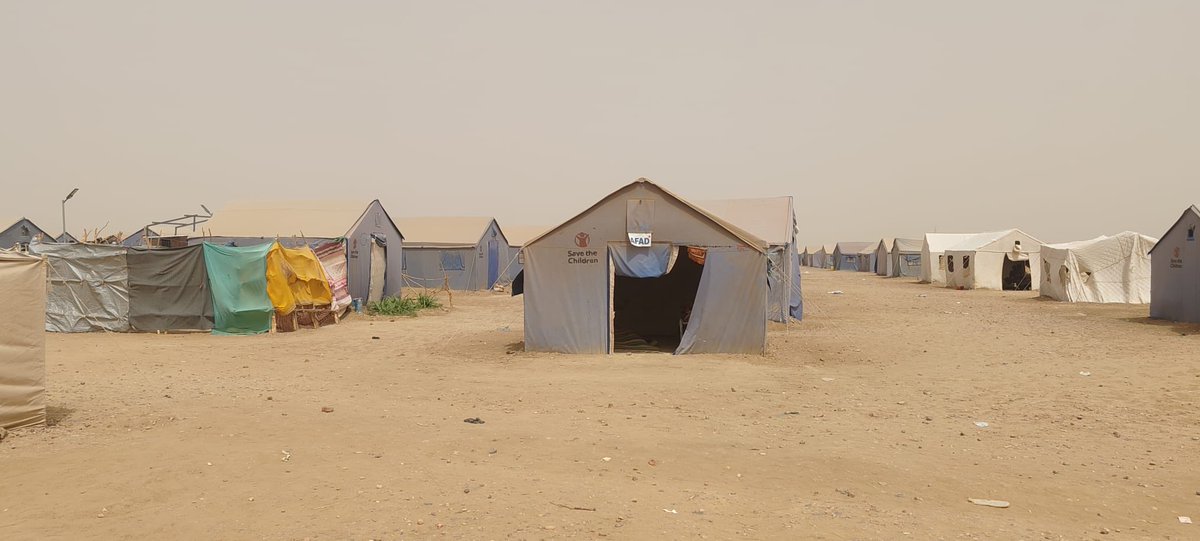 kaan_devecioglu's tweet photo. Burası Sudan’ın Atbara kentindeki Nahda Kampı.

El-Faşir ve çevresindeki çatışmalar ile HDK saldırılarından kaçarak buraya ulaşan yaklaşık 17 bin aile, bugün AFAD  tarafından kurulan bu çadırlarda Türkiye Diyanet Vakfı'nın desteği ile hayata yeniden tutunmaya çalışıyor. Bugün kampta bulunan bütün yetim çocuklara ve okula başlayan öğrencilere TDV tarafından okul kıyafeti çanta ve kırtasiye malzemeleri dağıtıldı. 

Sudan artık yalnızca bir iç savaşın değil, dünyanın en ağır insani krizlerinden birinin sahnesi. BM kuruluşlarının verilerine göre ülkede 7 milyondan fazla kişi ülke içinde yerinden edilmiş durumda; yaklaşık 19,5 milyon insan akut gıda güvensizliğiyle karşı karşıya.

Sudan üzerine yıllardır çalışıyoruz; fakat sahada görülen tablo, istatistiklerin anlatabildiğinden çok daha ağır. Bu çadırların her birinin ardında evini, geçim kaynağını ve çoğu zaman yakınlarını geride bırakmış bir aile var.

Türkiye’de Sudan’ın yaşadığı insani trajedinin daha fazla görülmesine, konuşulmasına ve Sudan halkıyla dayanışmanın güçlenmesine ihtiyaç var.

Sudan bugün gündemimizin uzağında olabilir; fakat yaşanan insani trajedi vicdanımızdan uzak olmamalı. Bu insanların en temel ihtiyacı, dünyanın onları unutmadığını bilmek.