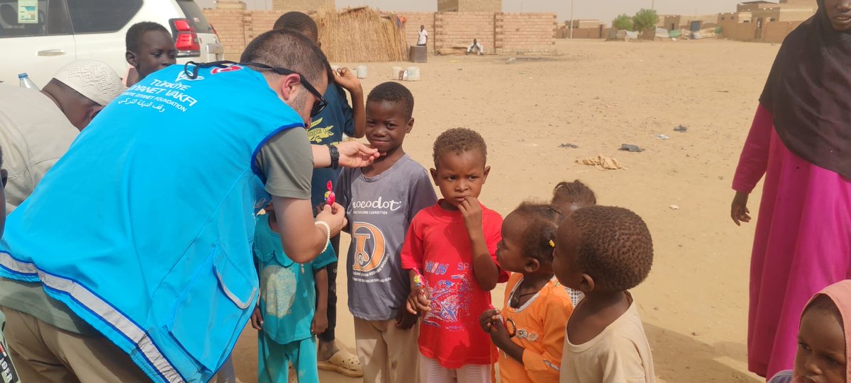 kaan_devecioglu's tweet photo. Burası Sudan’ın Atbara kentindeki Nahda Kampı.

El-Faşir ve çevresindeki çatışmalar ile HDK saldırılarından kaçarak buraya ulaşan yaklaşık 17 bin aile, bugün AFAD  tarafından kurulan bu çadırlarda Türkiye Diyanet Vakfı'nın desteği ile hayata yeniden tutunmaya çalışıyor. Bugün kampta bulunan bütün yetim çocuklara ve okula başlayan öğrencilere TDV tarafından okul kıyafeti çanta ve kırtasiye malzemeleri dağıtıldı. 

Sudan artık yalnızca bir iç savaşın değil, dünyanın en ağır insani krizlerinden birinin sahnesi. BM kuruluşlarının verilerine göre ülkede 7 milyondan fazla kişi ülke içinde yerinden edilmiş durumda; yaklaşık 19,5 milyon insan akut gıda güvensizliğiyle karşı karşıya.

Sudan üzerine yıllardır çalışıyoruz; fakat sahada görülen tablo, istatistiklerin anlatabildiğinden çok daha ağır. Bu çadırların her birinin ardında evini, geçim kaynağını ve çoğu zaman yakınlarını geride bırakmış bir aile var.

Türkiye’de Sudan’ın yaşadığı insani trajedinin daha fazla görülmesine, konuşulmasına ve Sudan halkıyla dayanışmanın güçlenmesine ihtiyaç var.

Sudan bugün gündemimizin uzağında olabilir; fakat yaşanan insani trajedi vicdanımızdan uzak olmamalı. Bu insanların en temel ihtiyacı, dünyanın onları unutmadığını bilmek.