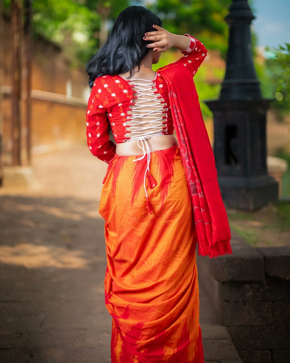 ellieclark74ode's tweet photo. Simplicity woven in elegance. This lightweight, breathable cotton Sambalpuri saree features a striking Konark Chakra pallu and matching ikat blouse with a lace-up back—where Odisha’s weaving heritage meets modern style. DM to shop. https://t.co/UBsqLssez4