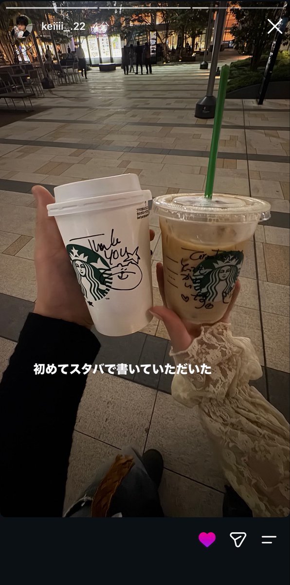 rere_chu's tweet photo. ひなのちゃんがさっきコメントで書いてたスタバだ〜😭😭😭😭💕︎💕︎今日も会ってるのかわいい⸝⸝> <⸝⸝♡
店員さんにも応援されてるけいひな素敵🥹 https://t.co/sTFAShItvu