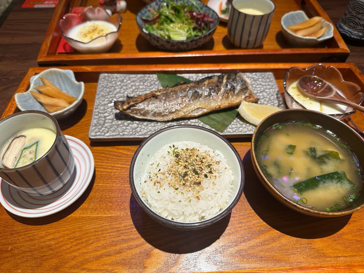 softo640737's tweet photo. Lunch win today! Warm miso soup, fluffy rice, and juicy grilled salmon hit different on a rainy weekday. Fueled up and ready to tackle the rest of my to-do list.， https://t.co/CCF5BoOCi2