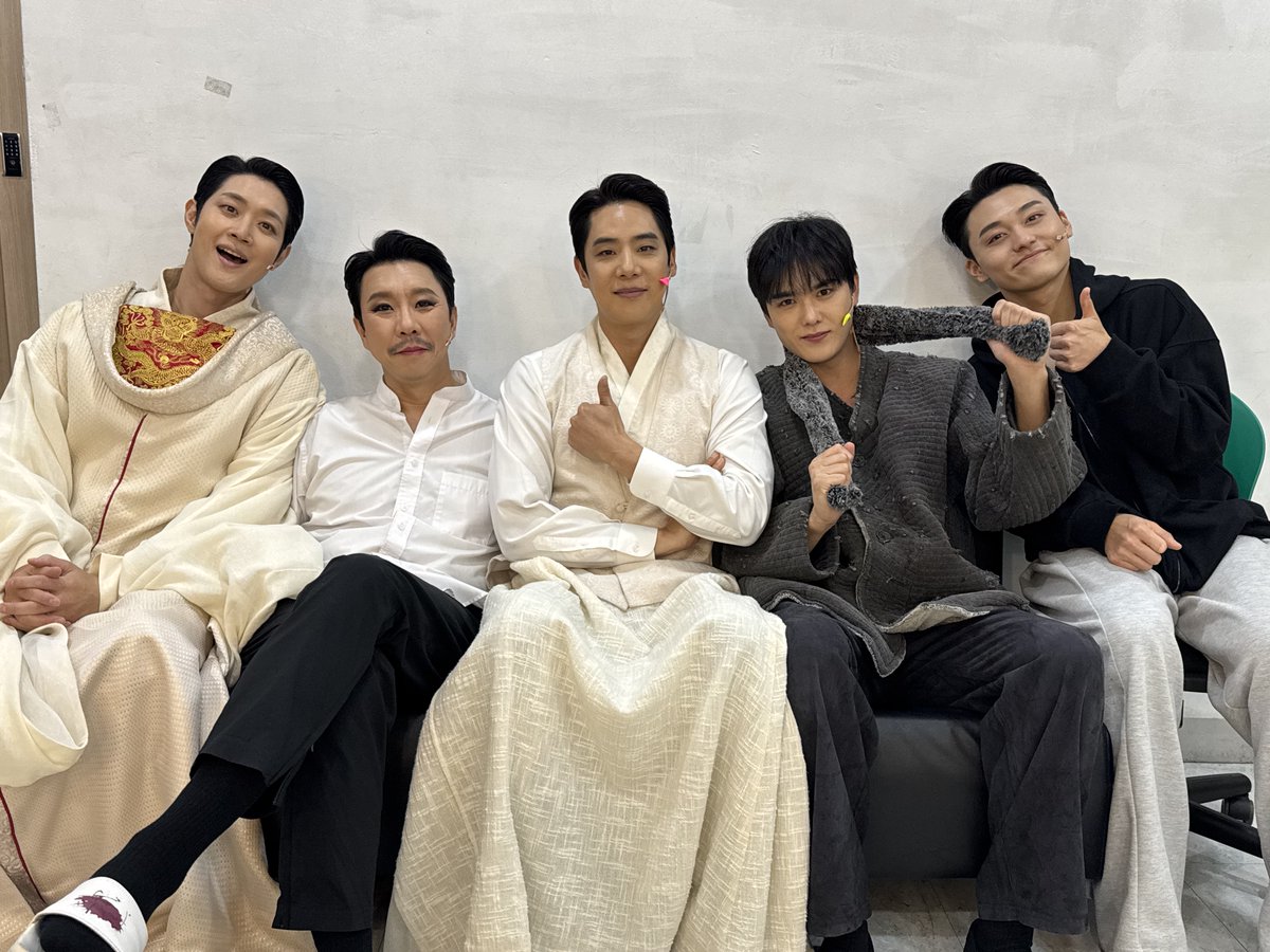 page1company's tweet photo. 𝖒𝖚𝖘𝖎𝖈𝖆𝖑 #곤투모로우 🕯 | 𝟏𝟎𝐭𝐡 𝐚𝐧𝐧𝐢𝐯𝐞𝐫𝐬𝐚𝐫𝐲

🎞️ 첫공 단체 사진 & 화이팅콜

옥균 l #송원근
정훈 l #윤소호
고종 l #박영수
이완 l #김태한
와다 l #신현준

곤 투모로우를 기다려주신
모든 관객 분들께 감사드립니다🥹
𝔾𝕆ℕ𝔼 𝕋𝕆𝕄𝕆ℝℝ𝕆𝕎

2026.09.15 - 11.29
#홍익대대학로아트센터 대극장