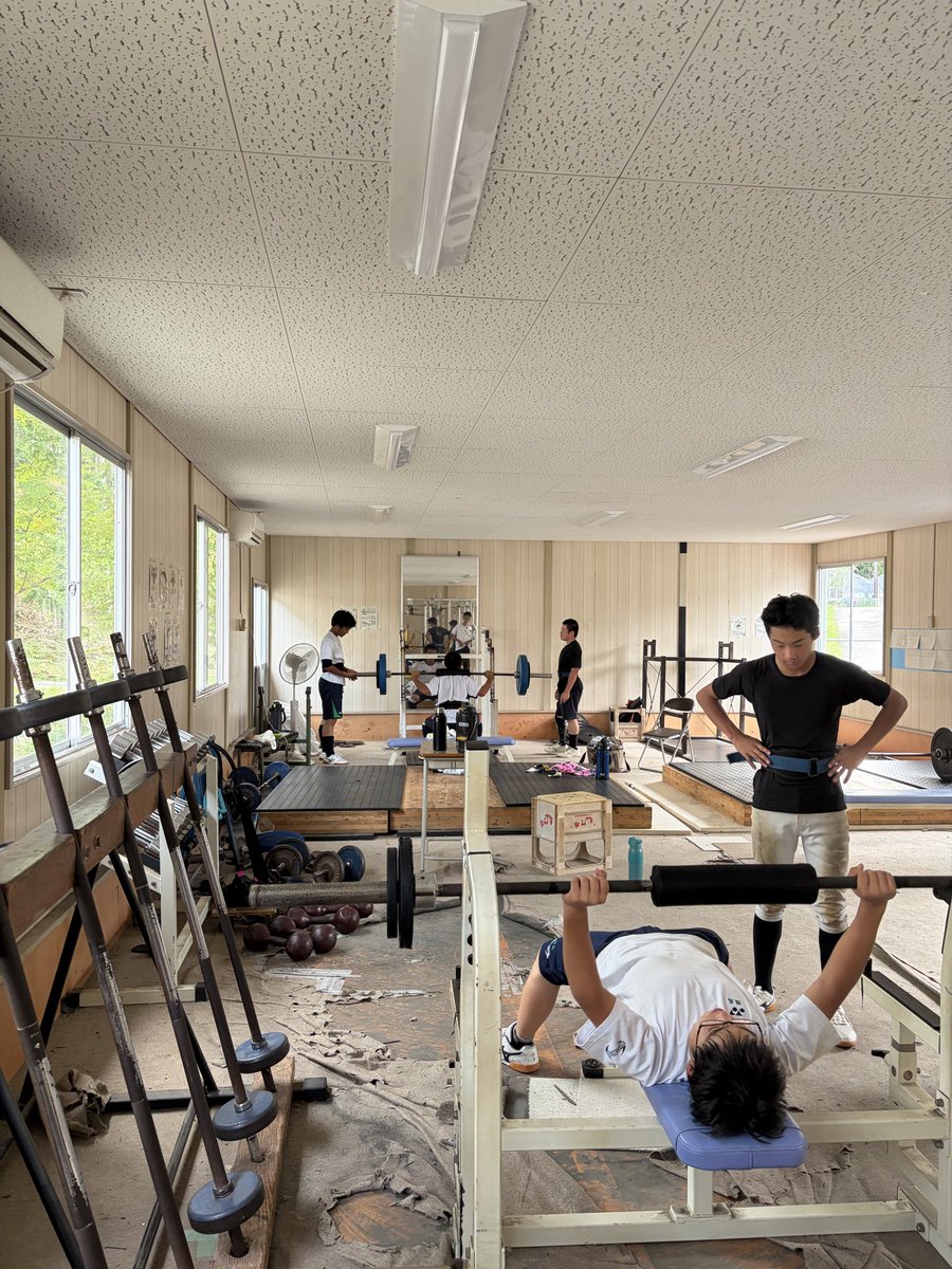 ktkwdbaseball's tweet photo. ⁡練習⚾️
・フリーバッティング
・守備基礎
・ノック
・ウエイトトレーニング
自分に厳しく、仲間にも厳しく！
自分たちで考え、今何が必要なのか、何をしないといけないのかを一人ひとりが考えて行動し��いきたいです！
お互いに指摘し合い、支え合うチームを目指して頑張ります！
 #北桑田 #高校野球 https://t.co/58ZEb9yRKy