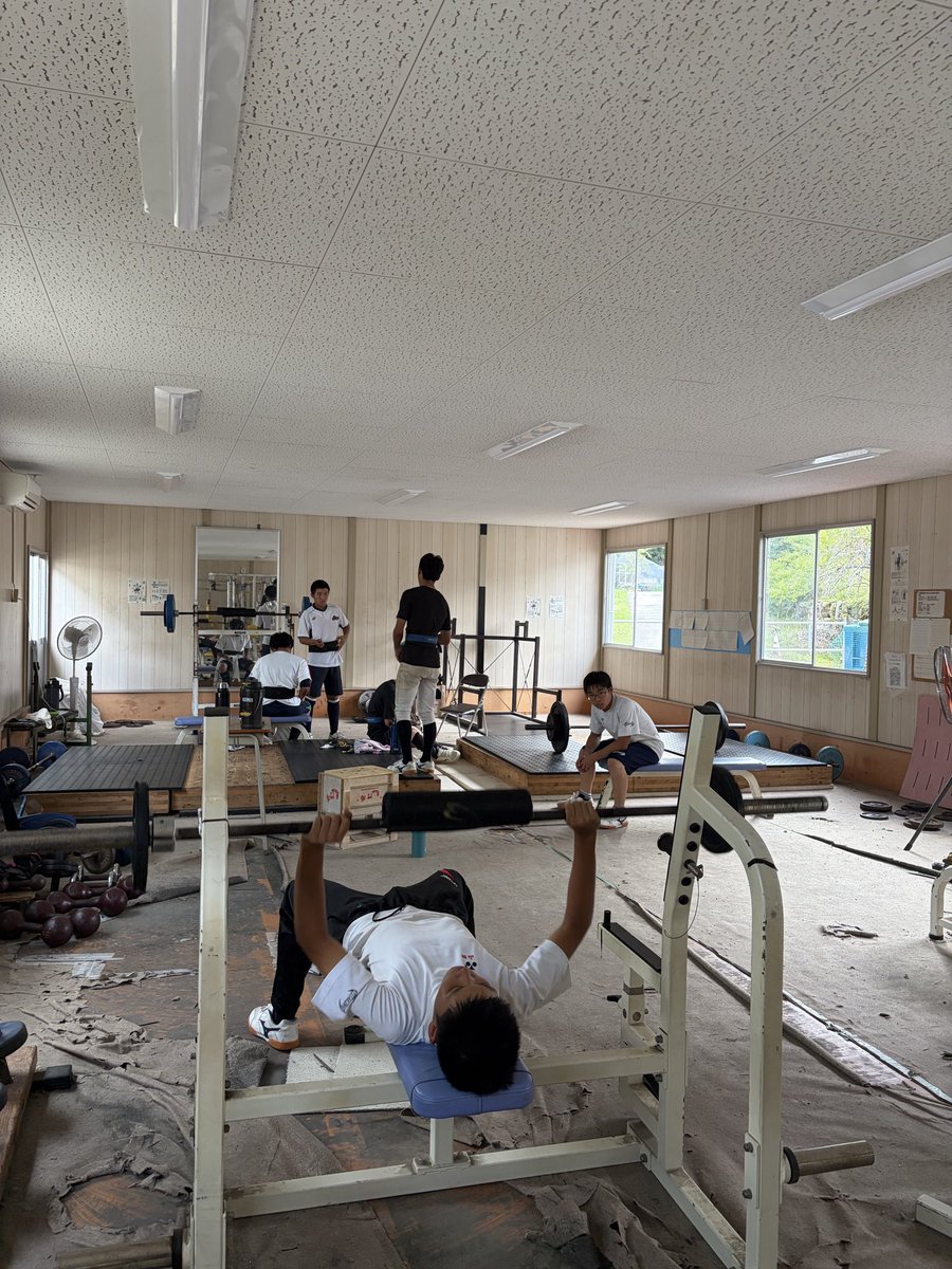 ktkwdbaseball's tweet photo. ⁡練習⚾️
・フリーバッティング
・守備基礎
・ノック
・ウエイトトレーニング
自分に厳しく、仲間にも厳しく！
自分たちで考え、今何が必要なのか、何をしないといけないのかを一人ひとりが考えて行動し��いきたいです！
お互いに指摘し合い、支え合うチームを目指して頑張ります！
 #北桑田 #高校野球 https://t.co/58ZEb9yRKy