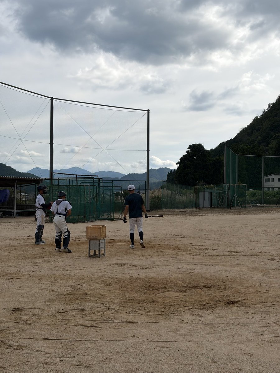 ktkwdbaseball's tweet photo. ⁡練習⚾️
・フリーバッティング
・守備基礎
・ノック
・ウエイトトレーニング
自分に厳しく、仲間にも厳しく！
自分たちで考え、今何が必要なのか、何をしないといけないのかを一人ひとりが考えて行動し��いきたいです！
お互いに指摘し合い、支え合うチームを目指して頑張ります！
 #北桑田 #高校野球 https://t.co/58ZEb9yRKy
