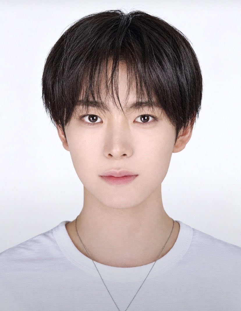 SQCAVAzxTj32155's tweet photo. 田舎出身　　　　　　　都会出身
訛り　　　　　　　　　標準語
褐色肌　　　　　　　　色白
逆三角形体型　　　　　四角体型
ラップ　　　　　　　　ボーカル

「前田陸」　　　　　　　「得能勇志」 https://t.co/nxgcN3iKmC