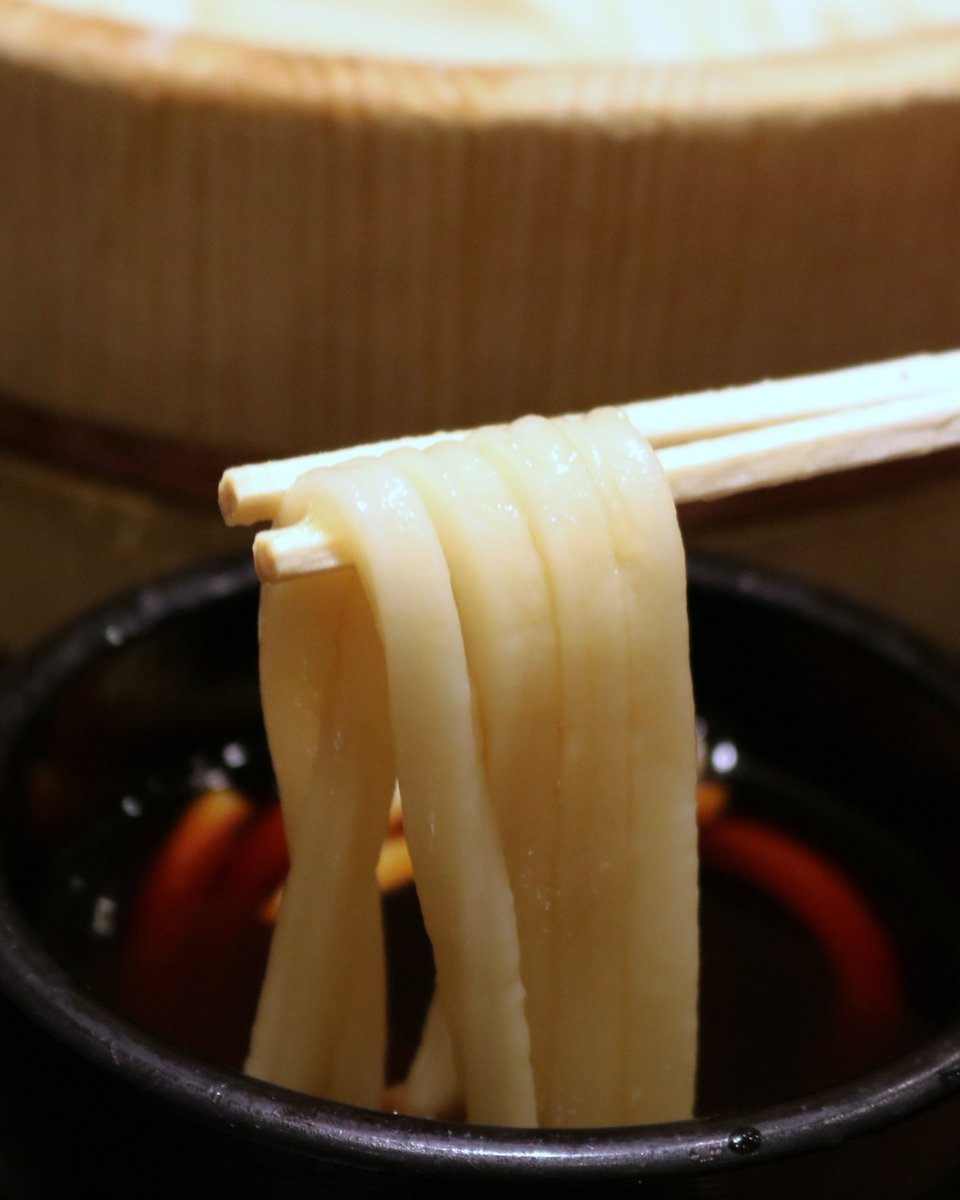 UdonMarugame's tweet photo. 【#丸亀製麺の豆知識】
#釜揚げうどん は、うどんを桶の縁に這わせながら、つけだしに運ぶことで、ほどよく湯切りができ最後までつけだしが薄まりにくくなるんです✨
このツウな食べ方、ぜひお友達にもシェア🔗してあげてください♪
#丸亀製麺 https://t.co/lK1XJqfql4