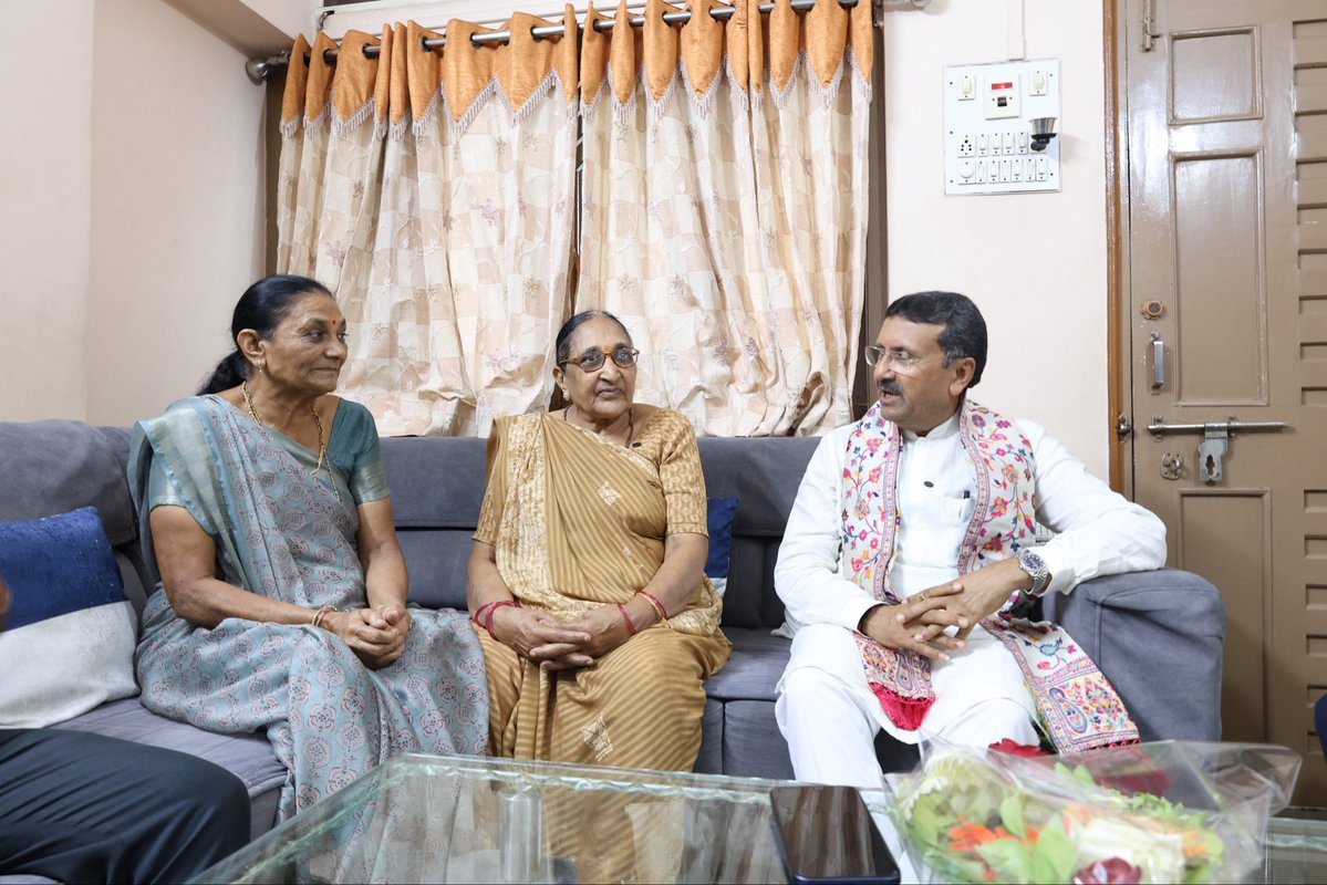vinod_moradiya's tweet photo. કતારગામ વિસ્તારની નારાયણનગર સોસાયટીમાં રહેતા વડીલ વિમળા બા ને એક વર્ષ પહેલા આયુષ્માન કાર્ડમાં હૃદય ની સારવાર કરાવી હતી આજે તેમના ખબર અંતર પૂછયા અને તેના આશીર્વાદ મેળવ્યા. https://t.co/Eboit3YHnr