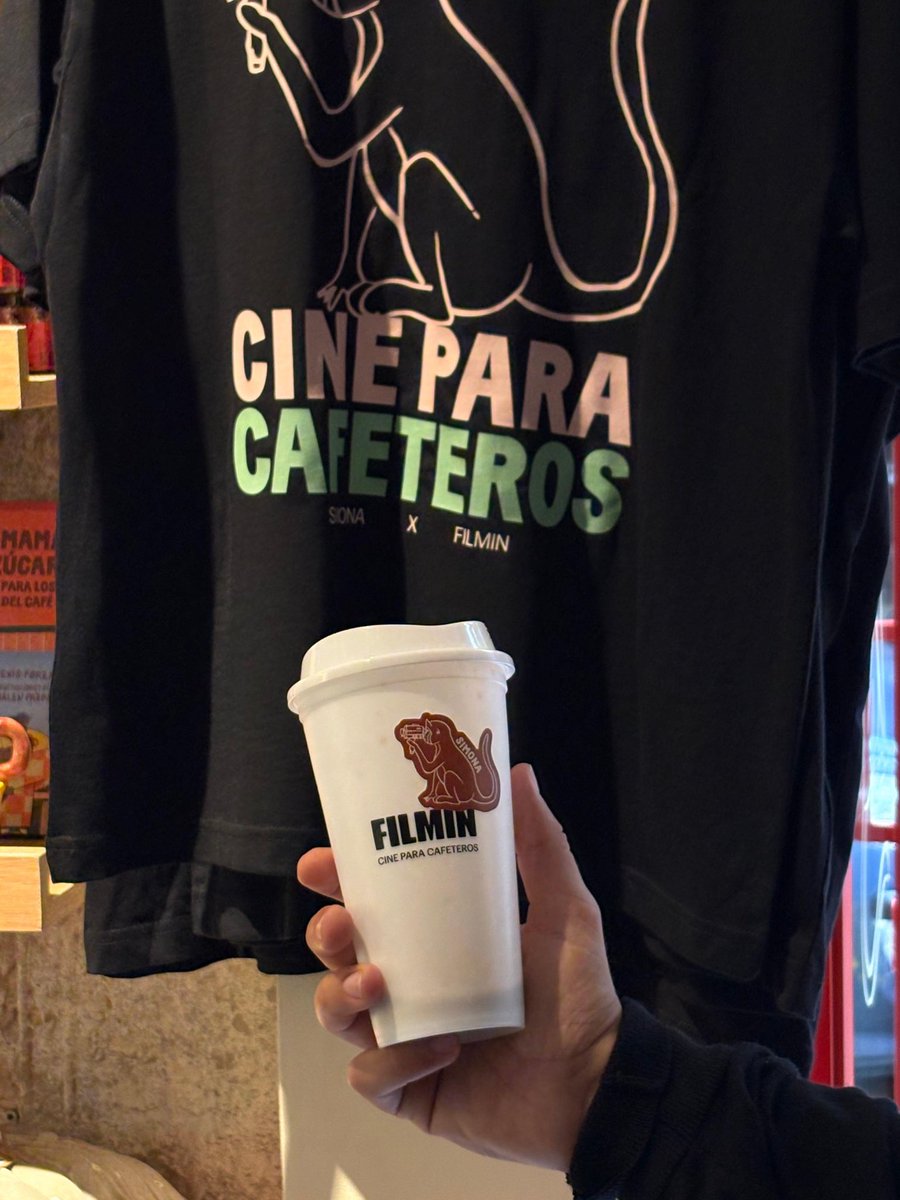 Filmin's tweet photo. [SIMONA x FILMIN] ☕ Lo nuestro es cine para muy cafeteros. Y a mucha honra.

Este año, durante el @sansebastianfes , os esperamos en Simona los vasos que miden vuestro nivel de cateterismo cinéfilo, merchandising de Filmin, mucho café y mucho más cine.

¡Venid! https://t.co/G7OziP8p8C
