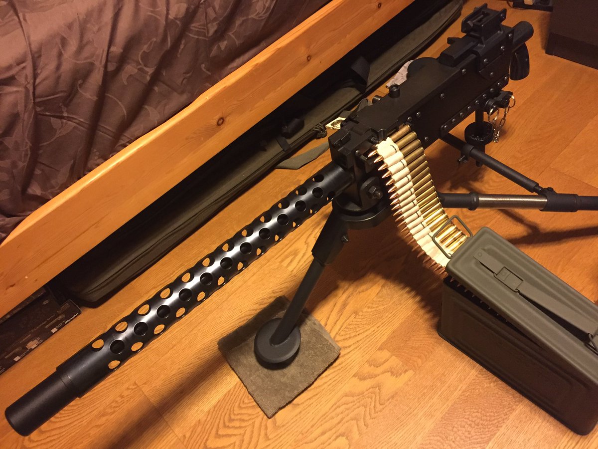 Mk32486836's tweet photo. @airsoft97_shop #サバゲー選手権 
本体だけなら持てないことも無いのですがトライポッドを含めると…
マガジンもアモボックスなので持って運用する機種では無いです https://t.co/zXERCt8UUL