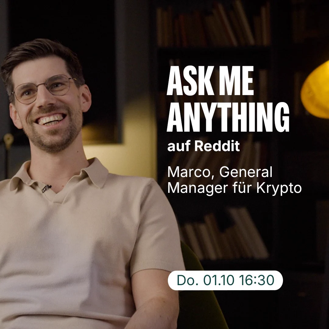 Marco, General Manager of Crypto bei Bitpanda, sitzt auf der linken Seite des Bildes. Auf der linken Seite ist die Überschrift „ASK ME ANYTHING auf Reddit” zu sehen, gefolgt von seinem Namen und seiner Position. Darunter steht in einer Bubble das Datum und die Uhrzeit: Do., 01.10., 16:30 Uhr.