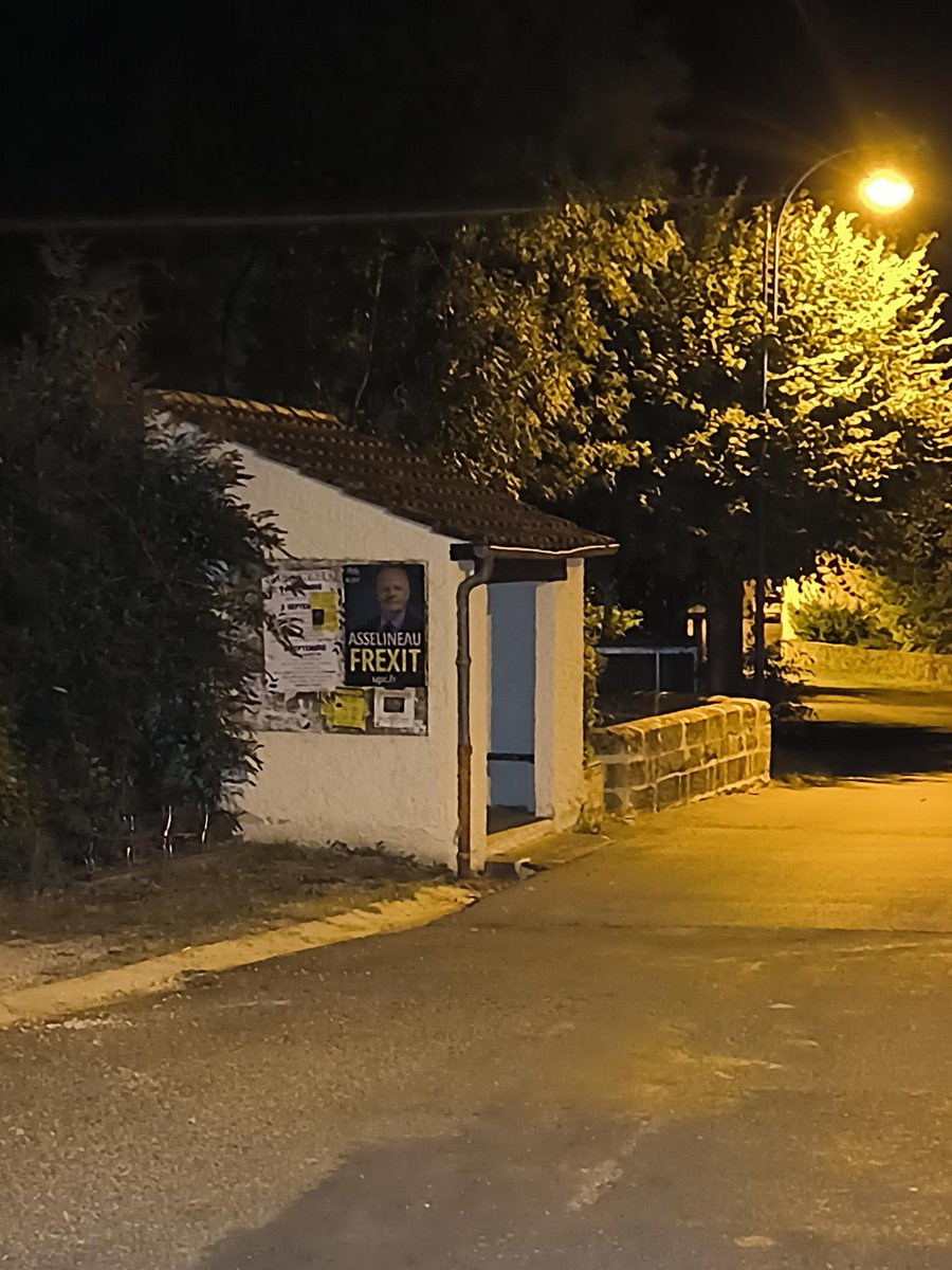 nicolasbauer2's tweet photo. DE LA COLLE ET DU CŒUR 
Affichages nocturnes dans le Lot (46)
Montfaucon, Vaillac, 
St Chamarand, Frayssinet, Lamothe Cassel, Labastide, Murat,
Goudou.
Merci à Geoffrey pour son engagement. 
#Asselineau #upr #frexit https://t.co/lciGblzUOm