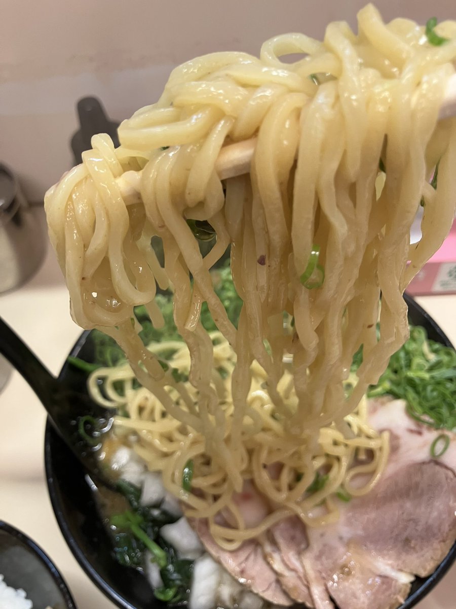 Tg4Ham's tweet photo. 皆様、こんばんは😄　金曜日もお疲れ様でした✨✨　明日からシルバーウィークで5連休の方も居ると思います😄　ゆっくりと楽しんで下さいね💫💫💫　シーさんは貧乏暇なしで明日も頑張って働きます😅　とゆーわけで武蔵家からの中継でしたー！笑😆

#横浜家系ラーメン
#武蔵家　
#ラーメン https://t.co/ljtsflsF7c