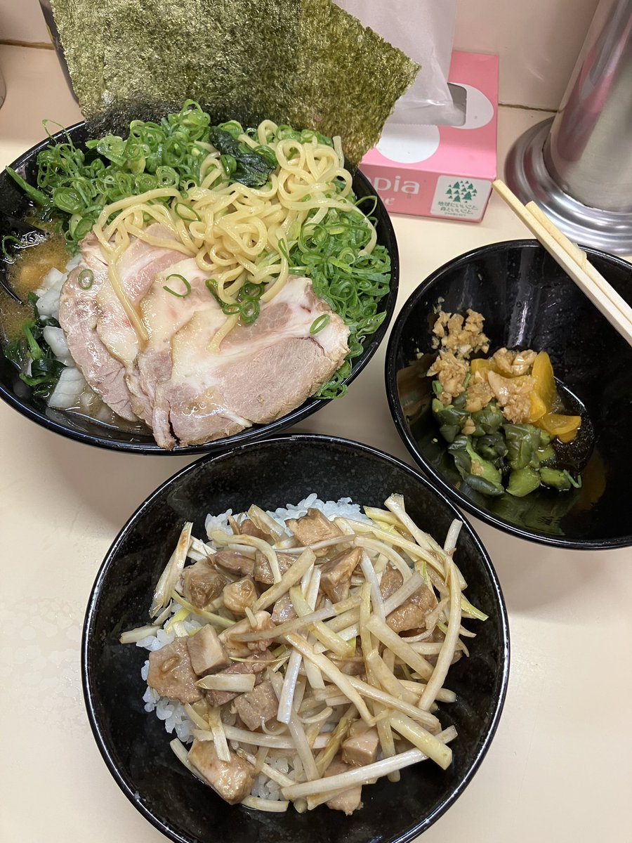 Tg4Ham's tweet photo. 皆様、こんばんは😄　金曜日もお疲れ様でした✨✨　明日からシルバーウィークで5連休の方も居ると思います😄　ゆっくりと楽しんで下さいね💫💫💫　シーさんは貧乏暇なしで明日も頑張って働きます😅　とゆーわけで武蔵家からの中継でしたー！笑😆

#横浜家系ラーメン
#武蔵家　
#ラーメン https://t.co/ljtsflsF7c