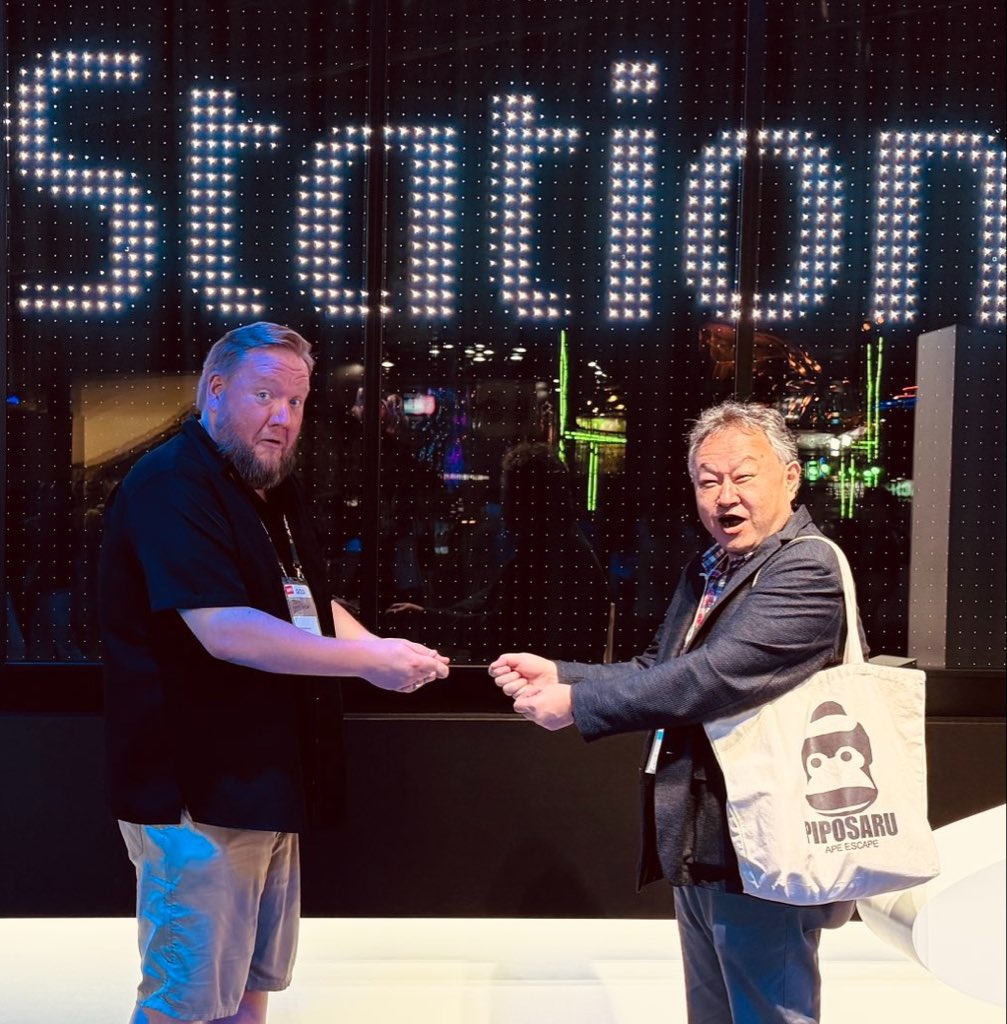 semonster66's tweet photo. 👀 Yoshida recrea la mítica imagen con Adam donde se prestaban un juego físico de PS4… Solo que ahora sin juego físico.

Su opinión la han dejado clara 👇 https://t.co/GAgwCCYzuH