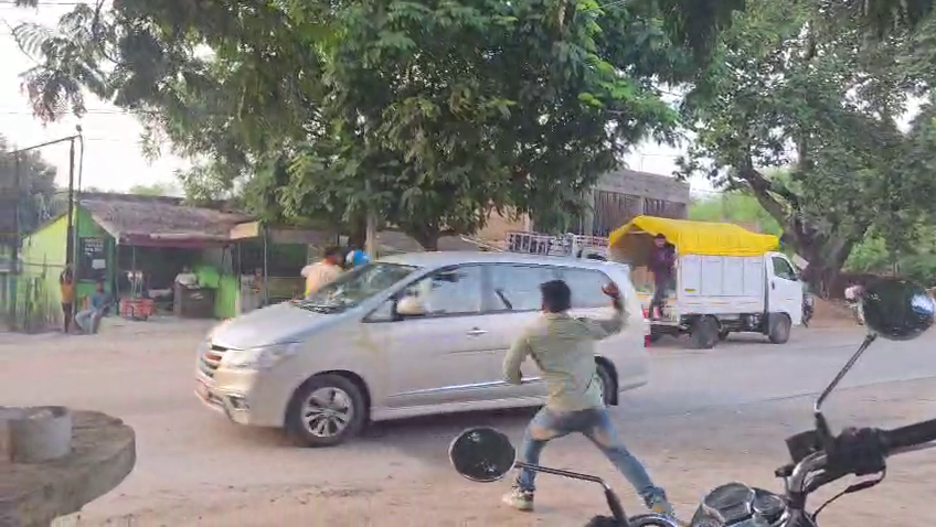 otvkhabar's tweet photo. #ନିରଞ୍ଜନ_ପୂଜାରୀଙ୍କ_ଗାଡ଼ିକୁ_ଅଣ୍ଡାମାଡ଼
-ସୁବର୍ଣ୍ଣପୁର: ବିଜେଡି ବିଧାୟକ ନିରଞ୍ଜନ ପୂଜାରୀଙ୍କ ଗାଡ଼ିକୁ ଅଣ୍ଡାମାଡ଼
-ତରଭା ଯାଇଥିବା ବେଳେ କାର୍ ଉପରକୁ କିଛି ଯୁବକଙ୍କ ଅଣ୍ଡାମାଡ଼
#NiranjanPujari #EggAttack #BJDMLA #Subarnapur #Tarabha #OdishaPolitics #Odisha #OTV https://t.co/JRZpNj4C9Q