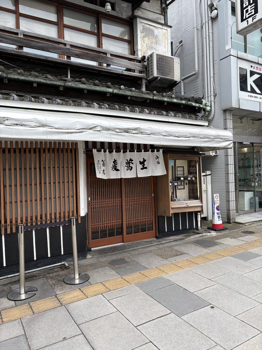 uenookachi's tweet photo. 本日のランチ
翁庵@上野

🌏 東京都台東区東上野3-39-8 

皆さんご存知...
東上野にある明治32年創業の老舗蕎麦屋だ。

今日看板メニューでもある〜ねぎせいろ✨

自家製の細打ち蕎麦は、みずみずしく、つるつるとした抜群ののど越し。

カエシがしっかり効いた濃厚な江戸前風のつゆを合わせれば美味い。

くたシャキのねぎとイカ天も嬉しい限り😉

定期的に食べたくなる一杯。
ごちそうさまでした★

＃上野 ＃御徒町 ＃稲荷町 ＃ランチ