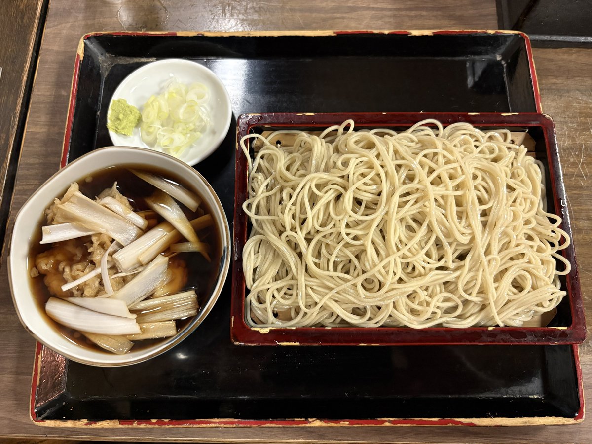 uenookachi's tweet photo. 本日のランチ
翁庵@上野

🌏 東京都台東区東上野3-39-8 

皆さんご存知...
東上野にある明治32年創業の老舗蕎麦屋だ。

今日看板メニューでもある〜ねぎせいろ✨

自家製の細打ち蕎麦は、みずみずしく、つるつるとした抜群ののど越し。

カエシがしっかり効いた濃厚な江戸前風のつゆを合わせれば美味い。

くたシャキのねぎとイカ天も嬉しい限り😉

定期的に食べたくなる一杯。
ごちそうさまでした★

＃上野 ＃御徒町 ＃稲荷町 ＃ランチ