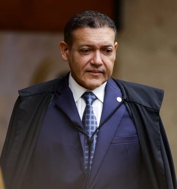 NewsLiberdade's tweet photo. 🚨GRAVE - Vorcaro transferiu R$ 6,632 milhões à Consult, empresa de contador de Nunes Marques que, por sua vez, enviou milhares a seu filho, Kevin Marques, em datas que coincidem com reversão do impedimento do ministro e voto favorável ao dono do Master, diz Revista Piauí 

Mensagens entre Vorcaro e seu advogado aumentam suspeitas de pagamentos a Kevin em troca de votos favoráveis de seu pai.