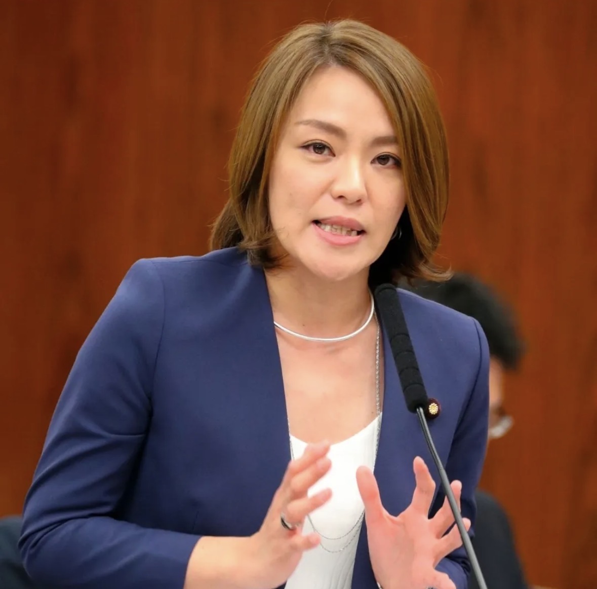 shota201907's tweet photo. は？ありえないんだけど、、

なんで内閣府副大臣に
今井絵理子氏が起用されてんだよ。

ふざけてんのかな？
能力あると思えない、、

一気に支持率落ちてる気がするの
私だけ？ https://t.co/q8FEfNllwo