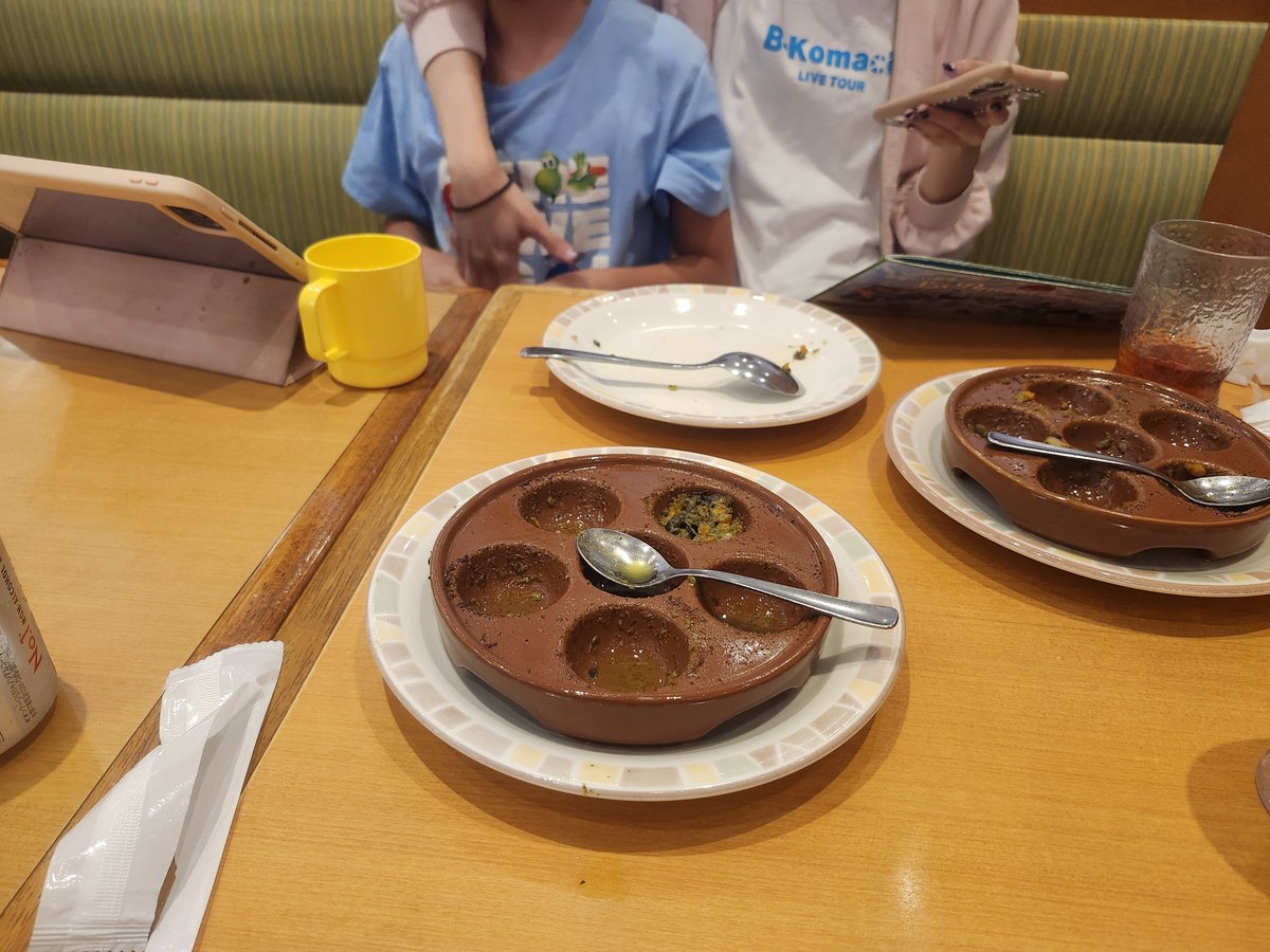 crazy_act's tweet photo. 本日のパパ活。柊が「おれサイゼリアに行きたいっちよ！！」と言うので、北戸田イオンのサイゼリアへ。ここ何年かで好きなメニューがどんどん外されてガッカリしてますが、支払いの時の金額見て「物価高とは？」ってなったのでサイゼは凄い。 https://t.co/quHTXOuO5u