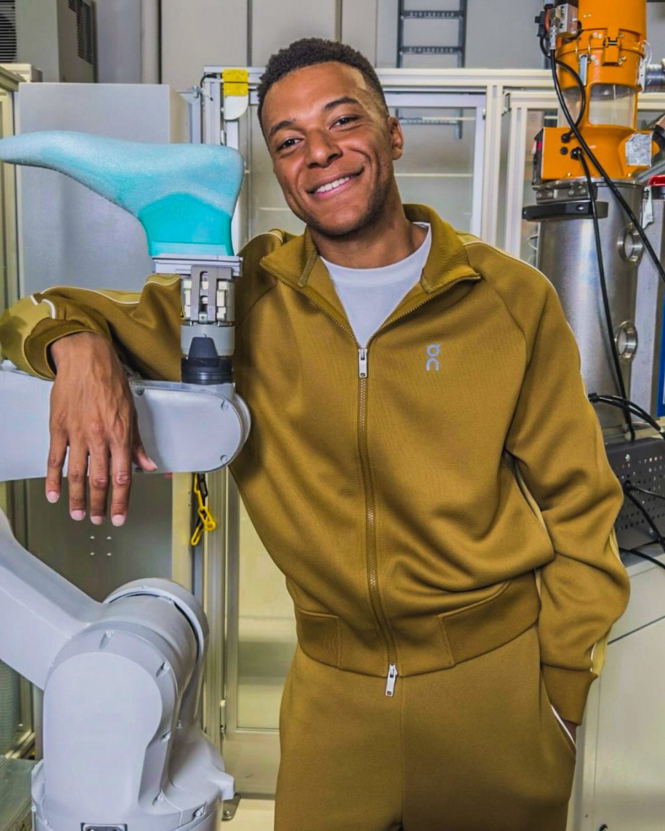 eurofootcom's tweet photo. 🚨🇫🇷 𝐎𝐅𝐅𝐈𝐂𝐈𝐀𝐋 | Kylian Mbappé has left Nike and has now joined Swiss brand On. ✅ 

Thierry Henry is the Director of Football at On. He played a part in convincing Mbappé to join the brand, reports @AdamCrafton_. 🤝 https://t.co/eeJ5a8laWf